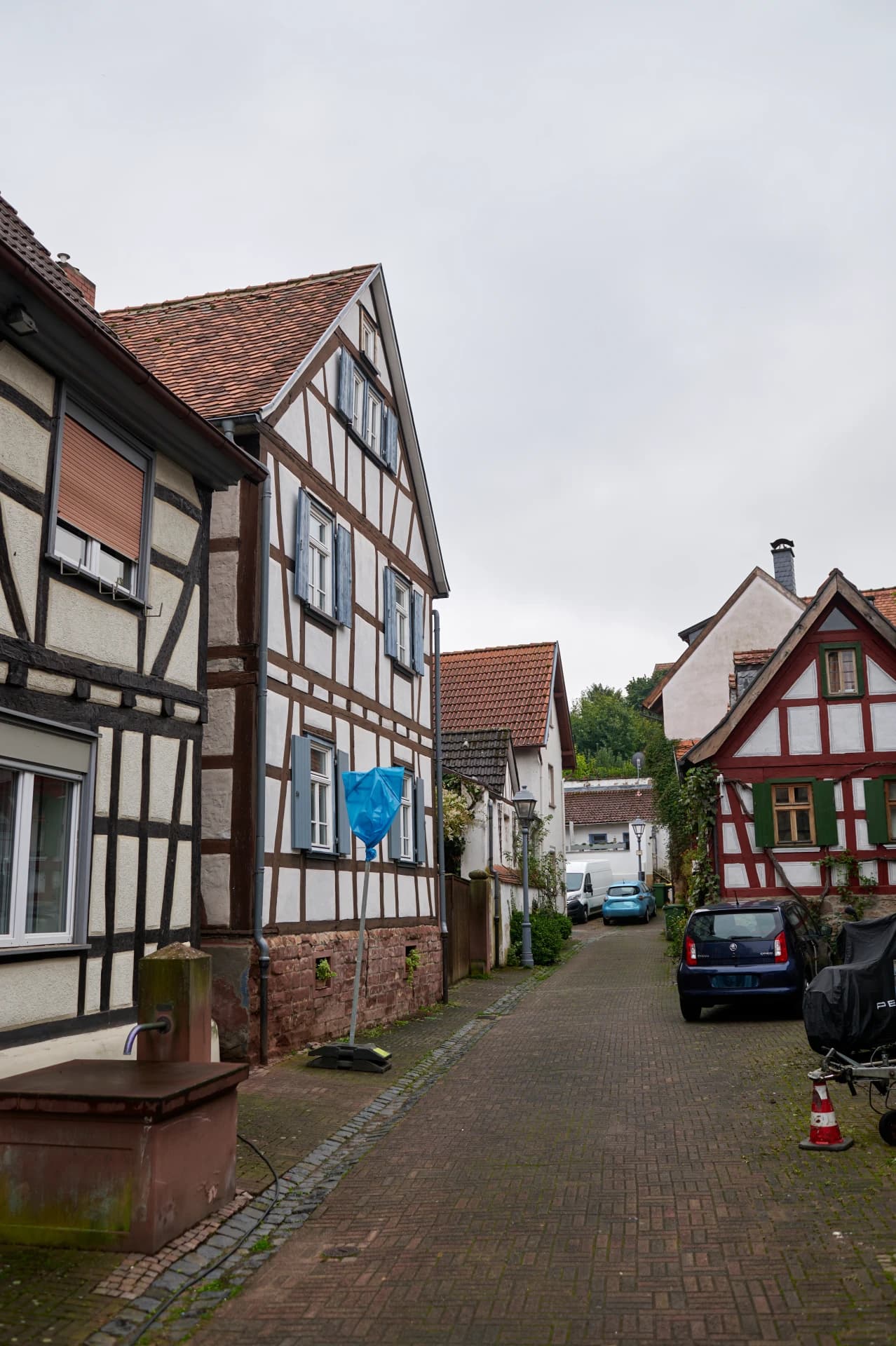 Gasse mit Fachwerkhäusern und Brunnen in der Brunnenstraße in Nidderau-Windecken