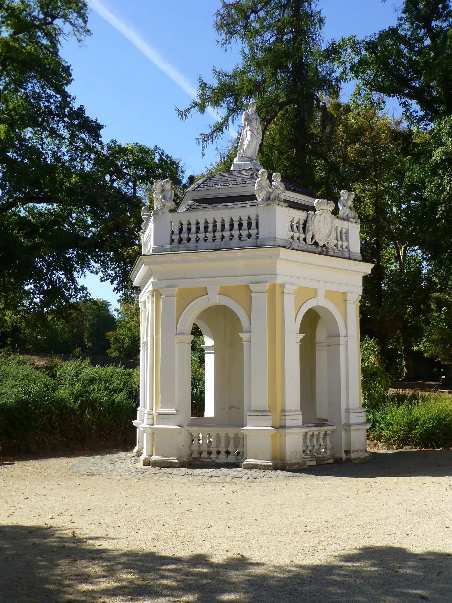 Brunnentempel in der Kuranlage Wilhelmsbad in Hanau