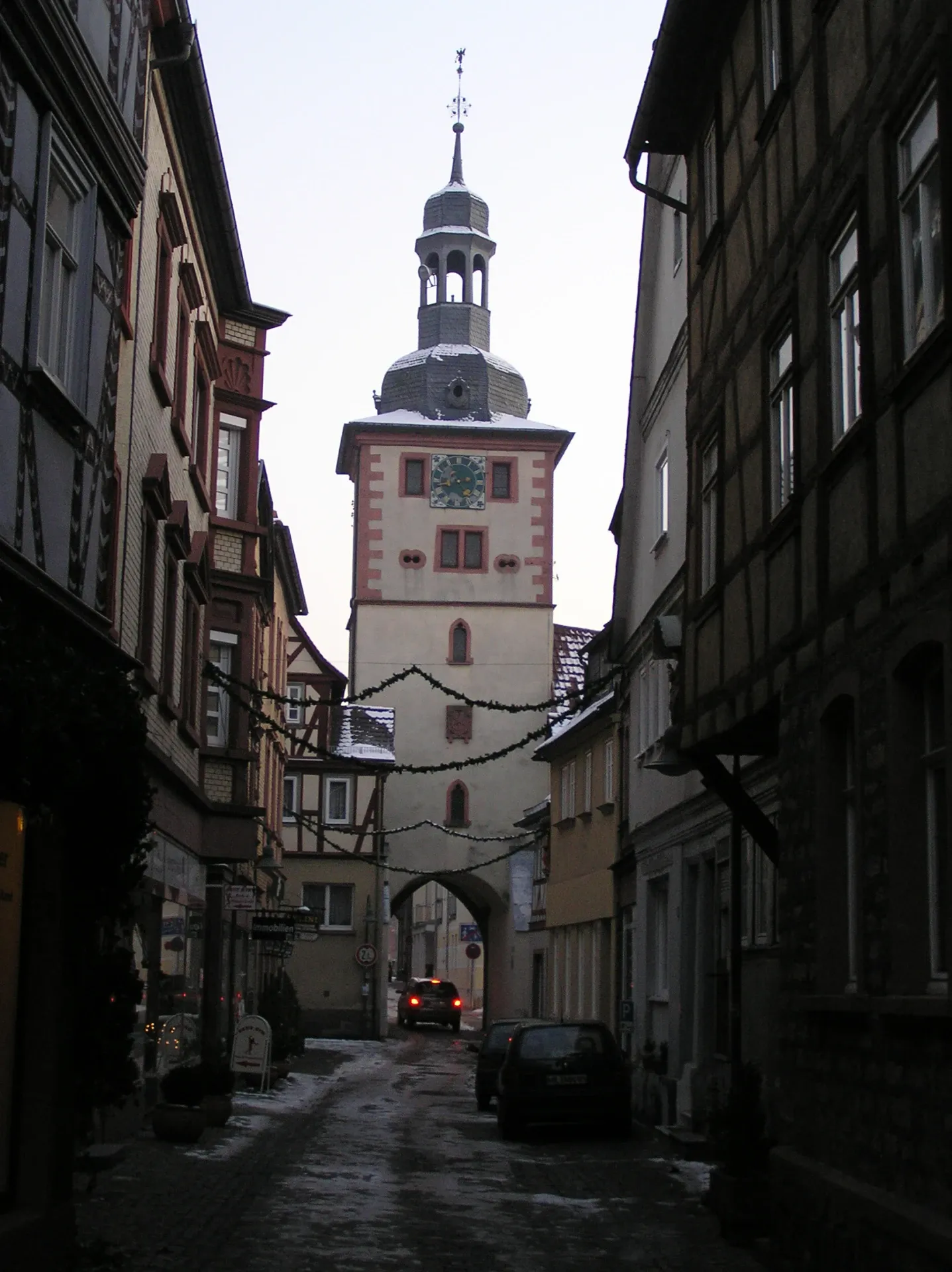 Verschneite Altstadtgasse am Brunntorturm in Klingenberg am Main