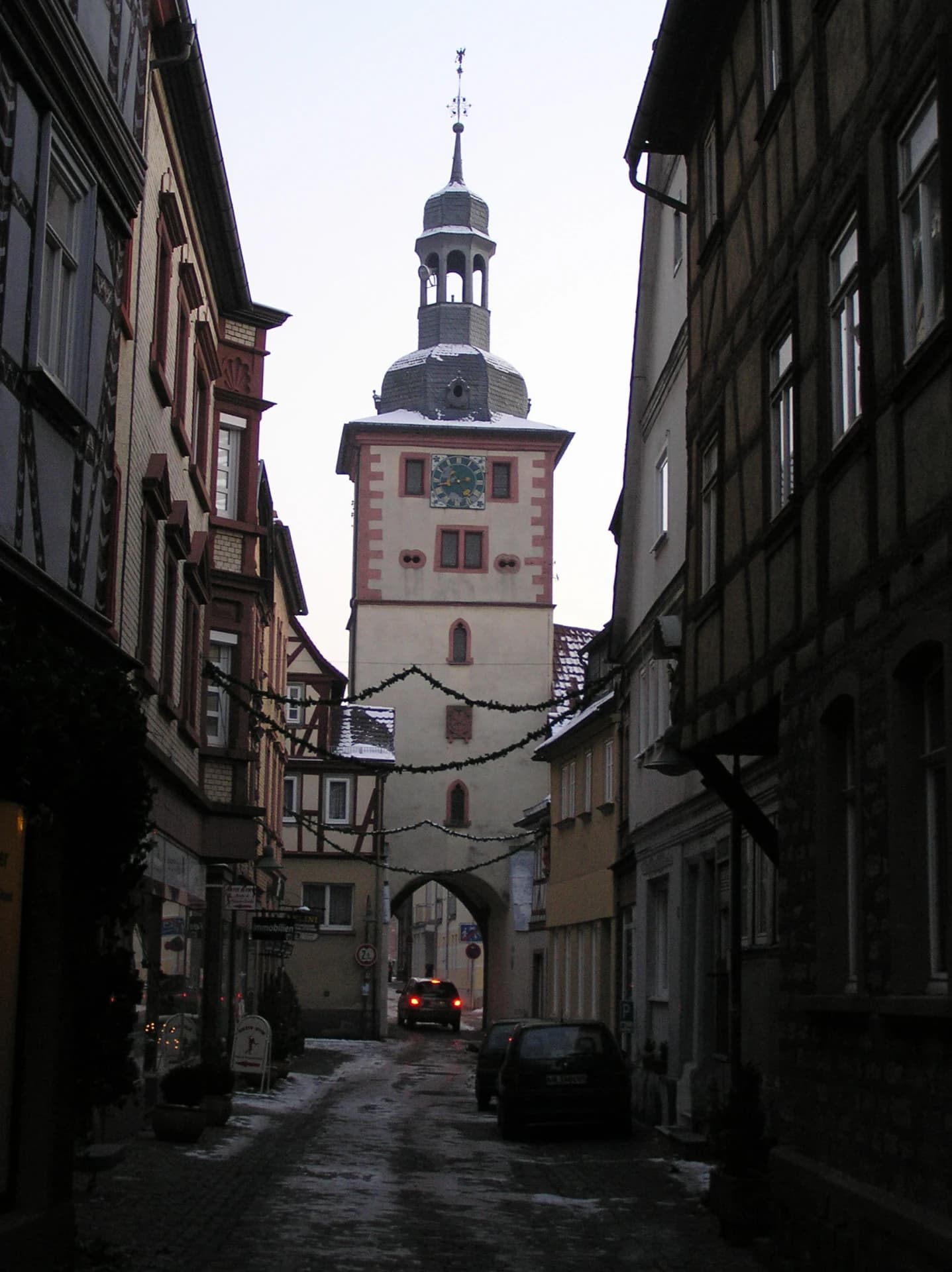 Verschneite Altstadtgasse am Brunntorturm in Klingenberg am Main