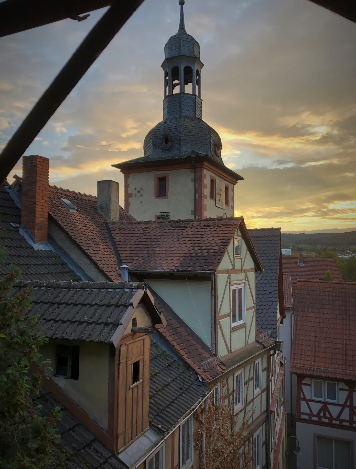 Brunntorturm hinter den Dächern der Hauptstraße in Klingenberg am Main