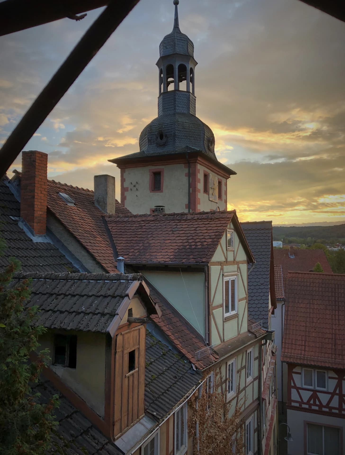 Brunntorturm hinter den Dächern der Hauptstraße in Klingenberg am Main
