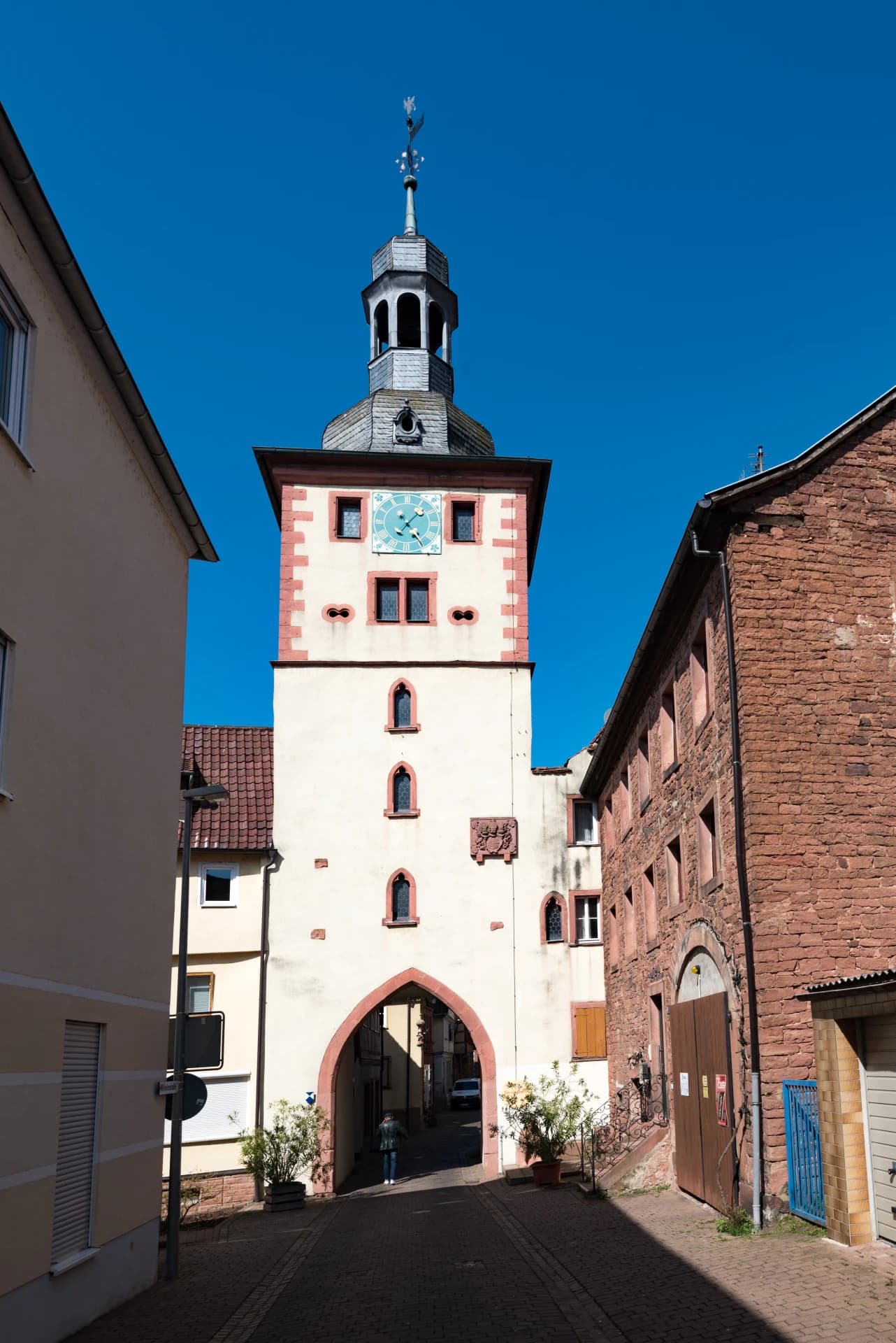 Brunntorturm an der Hauptstraße in Klingenberg am Main