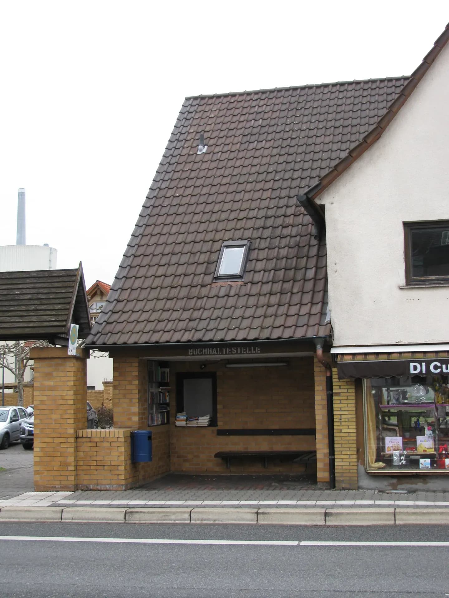 Buchhaltestelle mit Bücherschrank in der Hauptstraße in Hainburg-Hainstadt