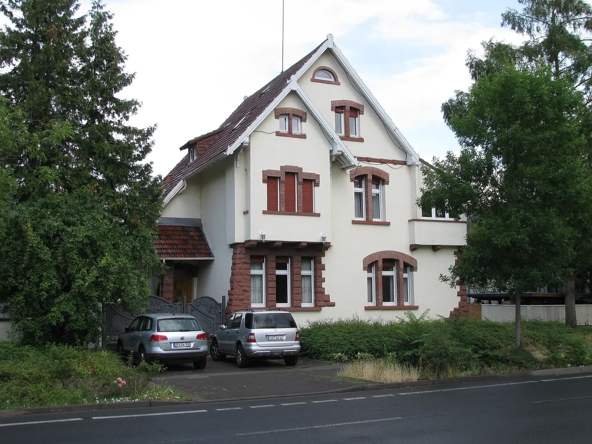 Straßenfront der Villa Buchhügelallee 44 in Offenbach-Buchhügel