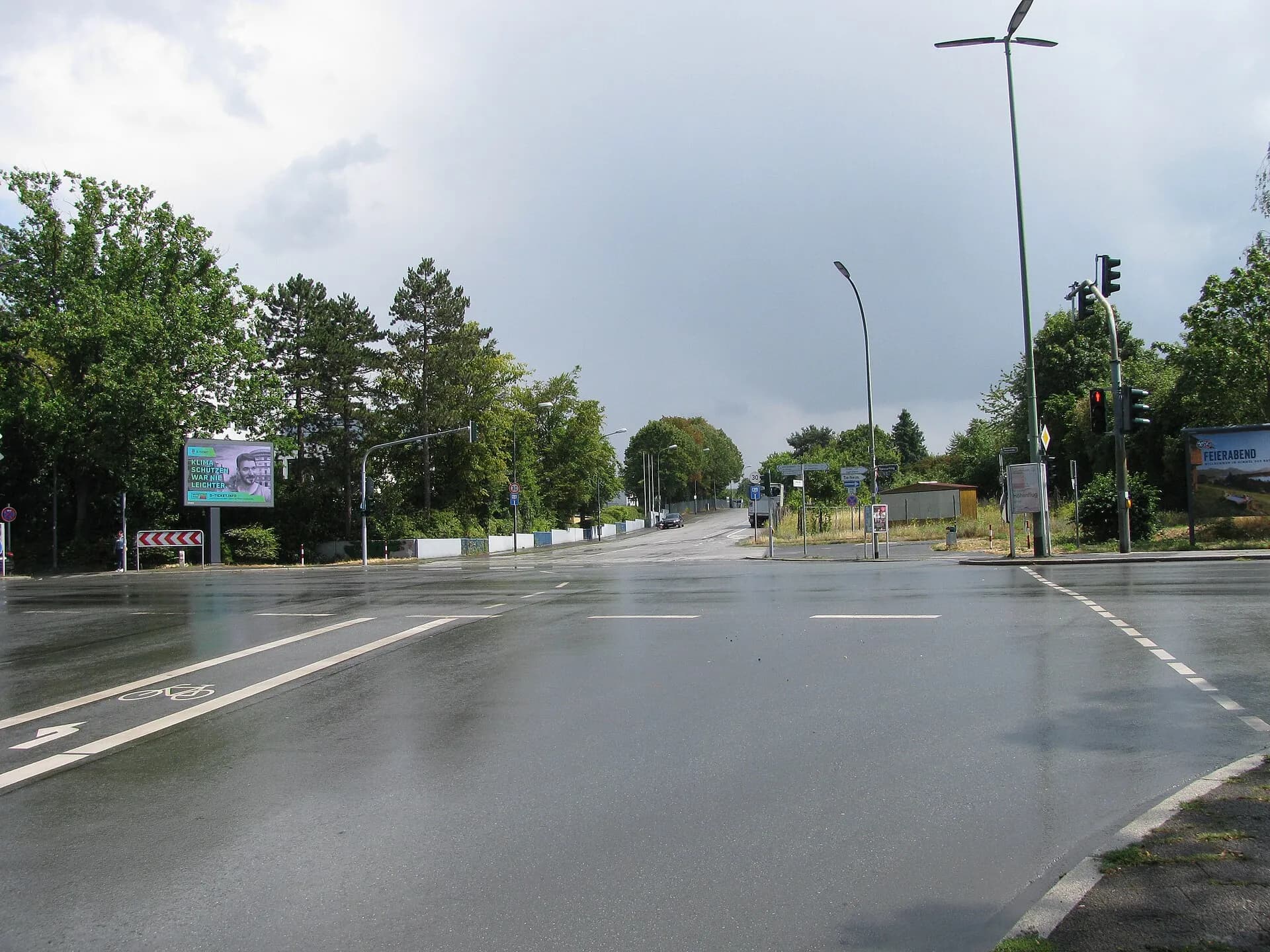 Buchhügelallee an der Kreuzung Rhönstraße in Offenbach-Buchhügel