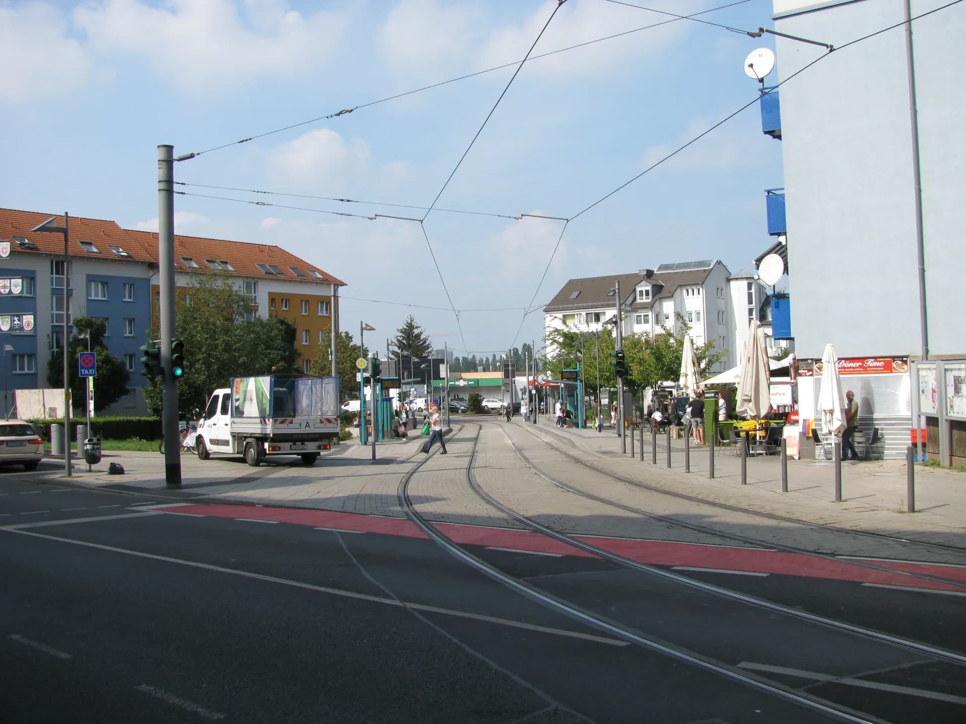 Straßenbahnhaltestelle am Buchrainplatz in Frankfurt-Oberrad