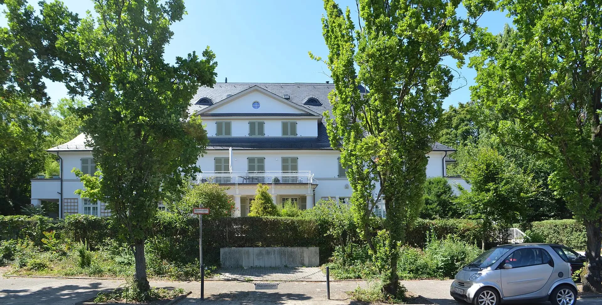 Straßenansicht des Wilhelm-Schramm-Stifts am Buchrainweg in Offenbach-Buchrain