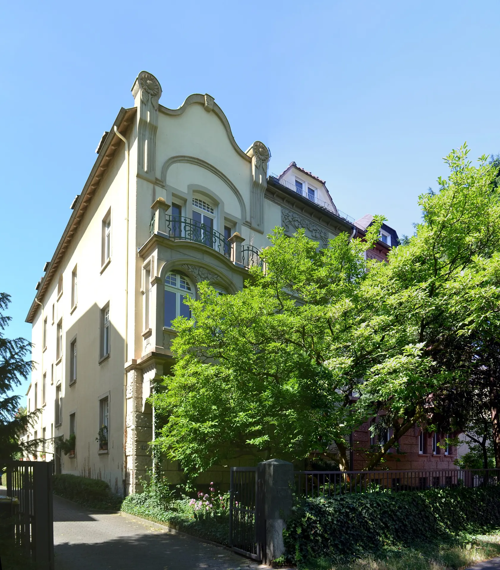 Seitenansicht der Jugendstilvilla am Buchrainweg in Offenbach-Buchrain
