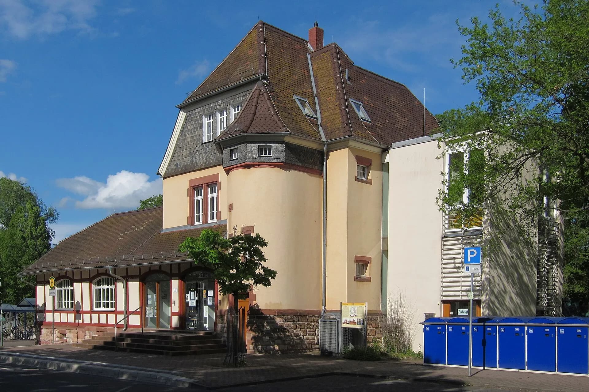 Bücherbahnhof im alten Bahnhofsgebäude in Erzhausen