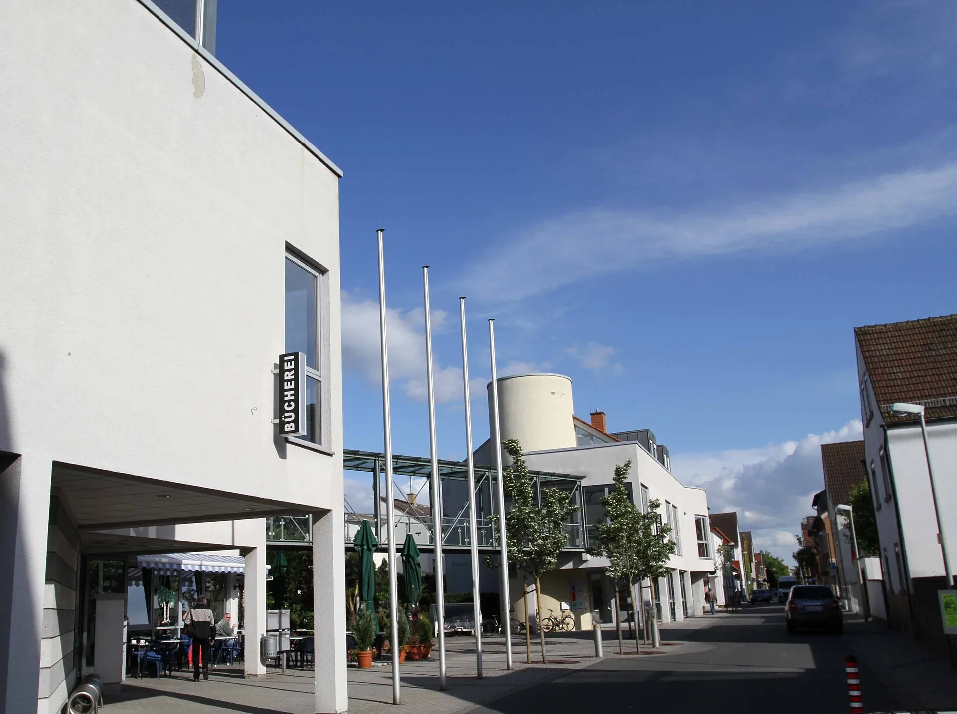 Straßenzug an der Bücherei in Bischofsheim
