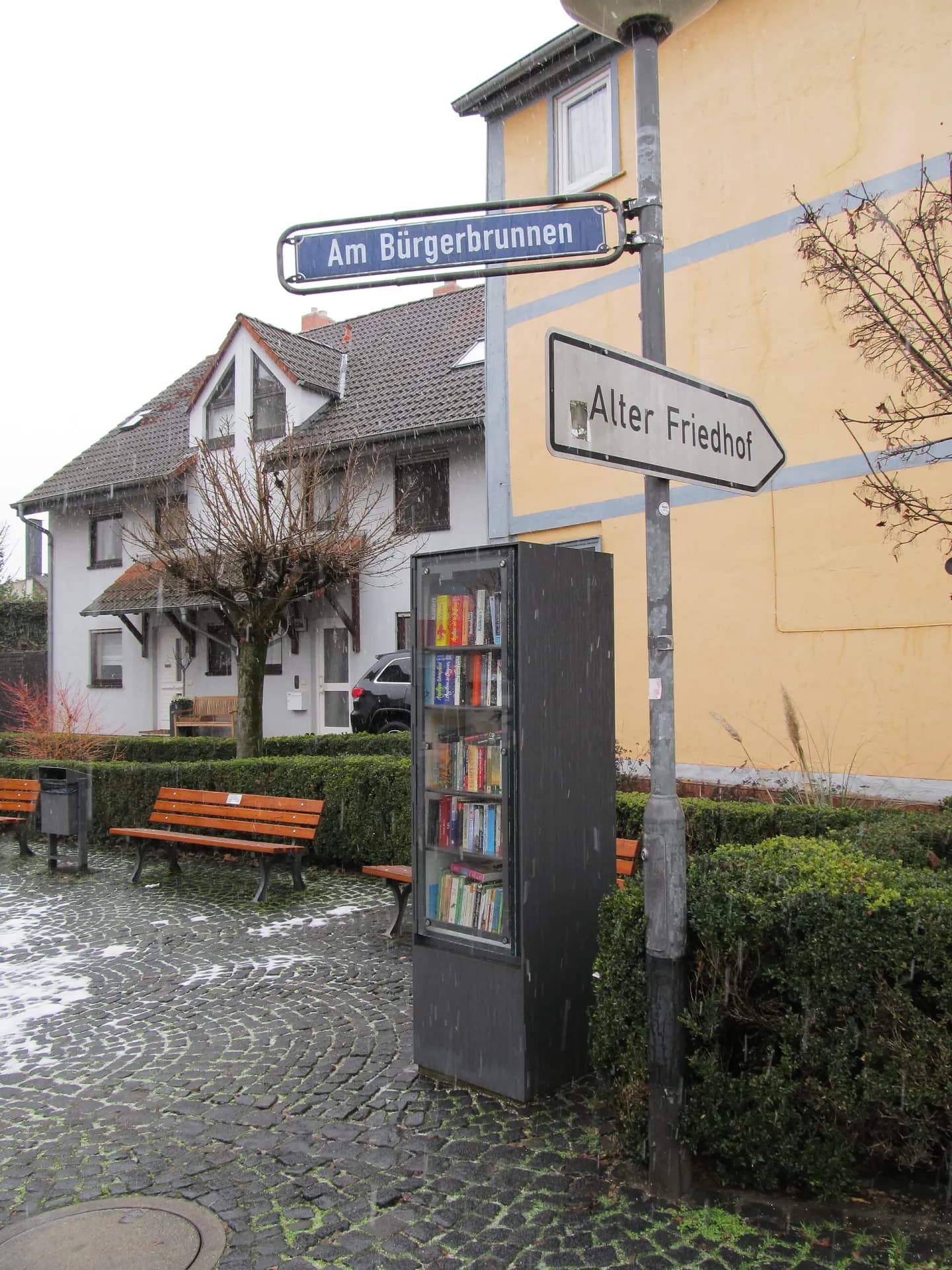Bücherschrank am Bürgerbrunnen in Frankfurt Nieder-Erlenbach