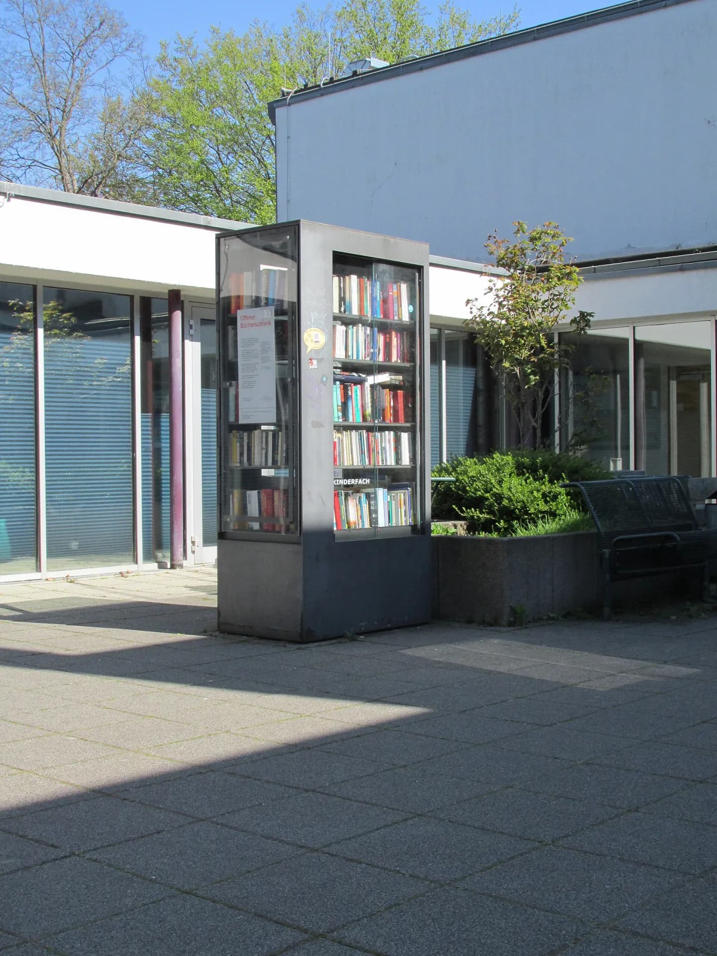 Bücherschrank in der Gelnhäuser Straße in Frankfurt-Preungesheim