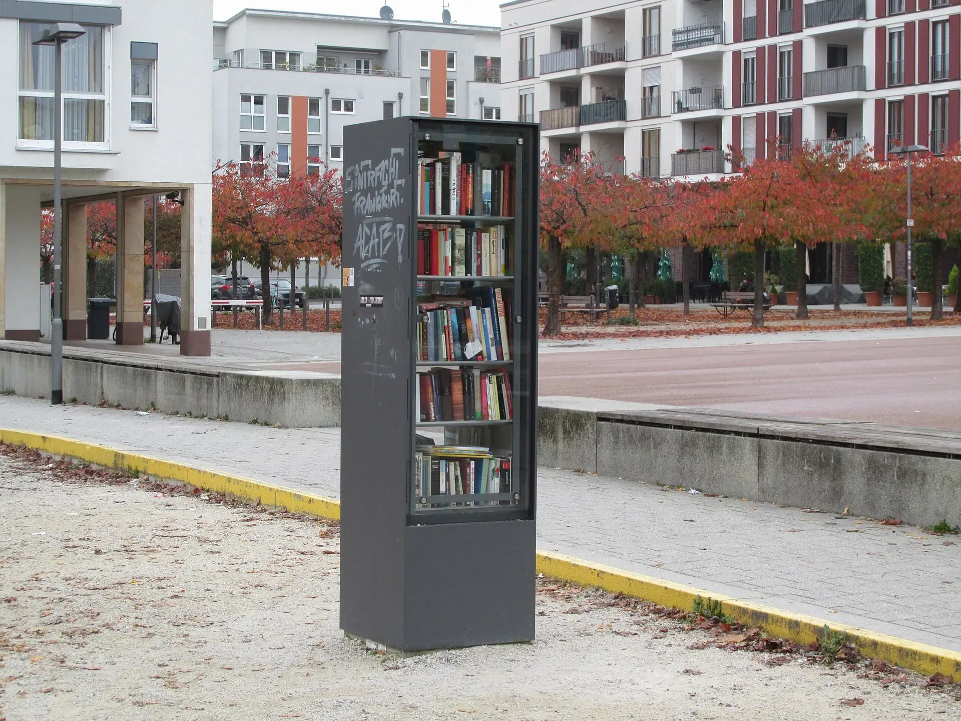 Bücherschrank am Gravensteiner Platz in Frankfurt-Preungesheim