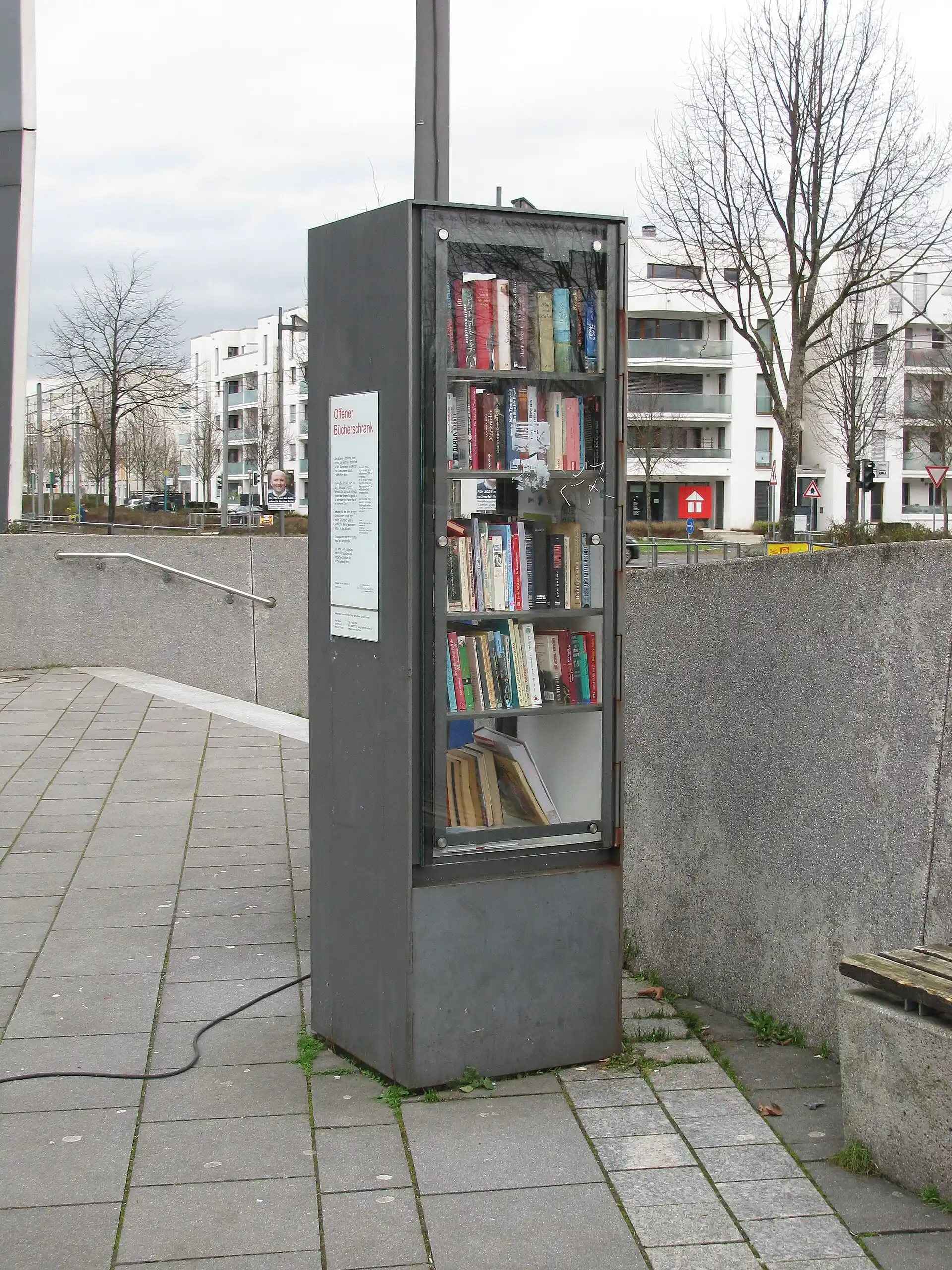 Öffentlicher Bücherschrank am Riedbergplatz in Frankfurt