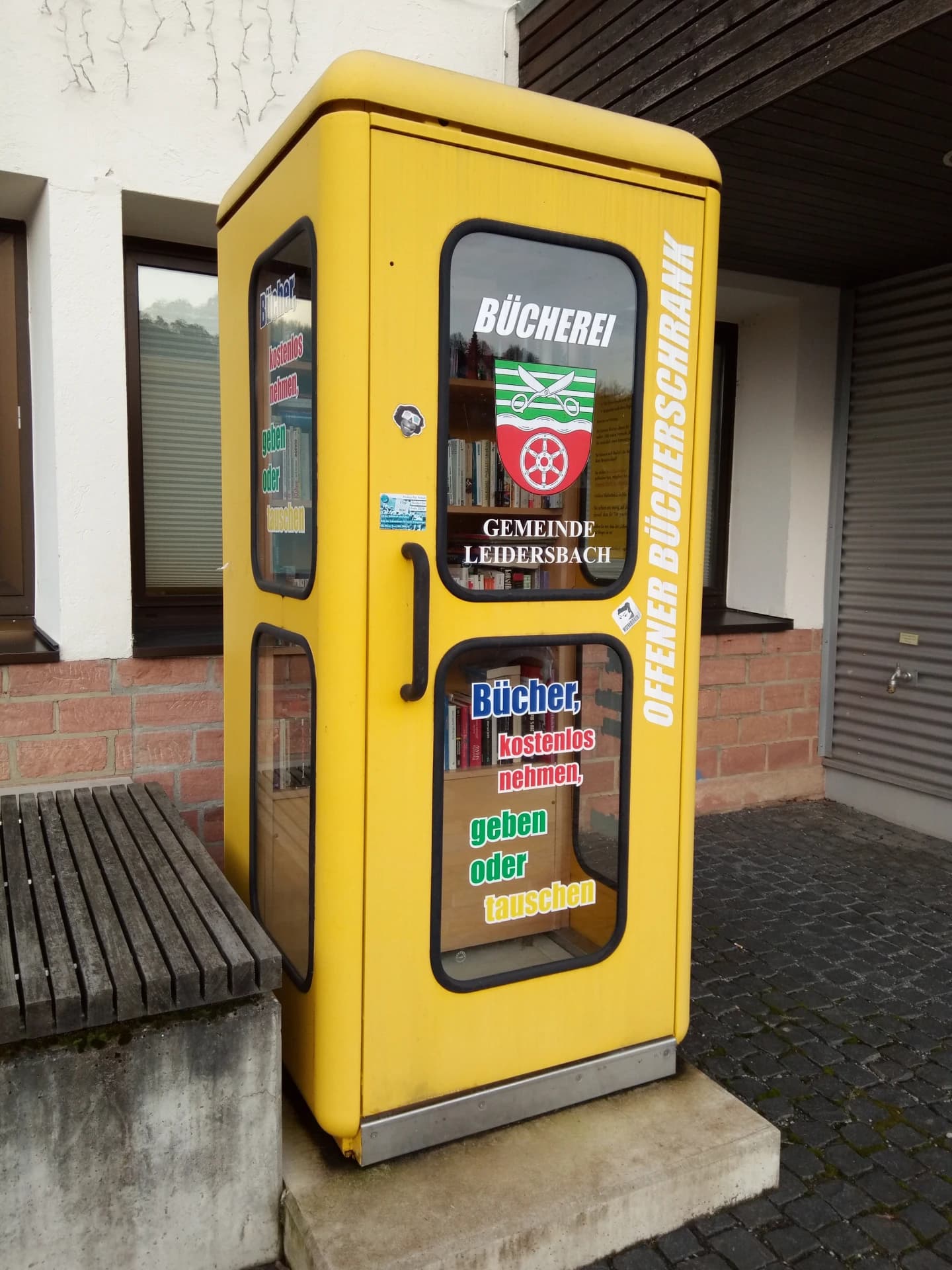 Öffentlicher Bücherschrank in einer alten Telefonzelle in Leidersbach