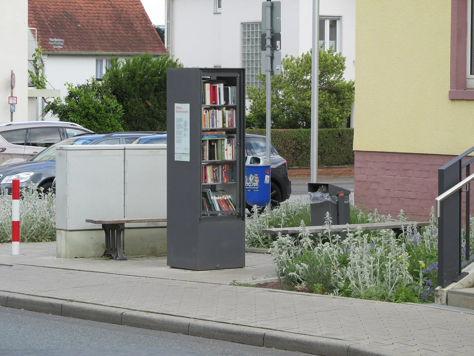 Öffentlicher Bücherschrank an der Deuil-la-Barre-Straße in Frankfurt Nieder-Eschbach
