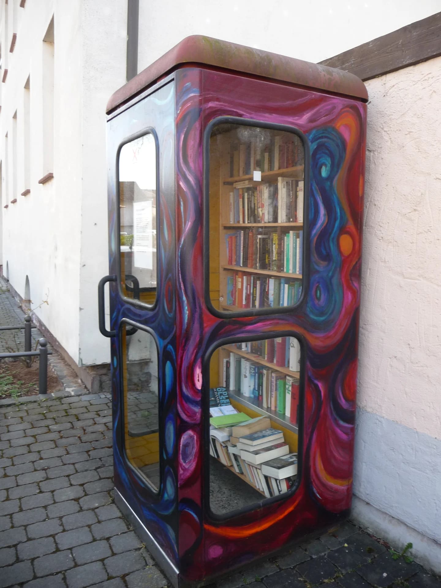 Bemalte Telefonzelle als Bücherschrank im Stadtteil Eichen in Nidderau