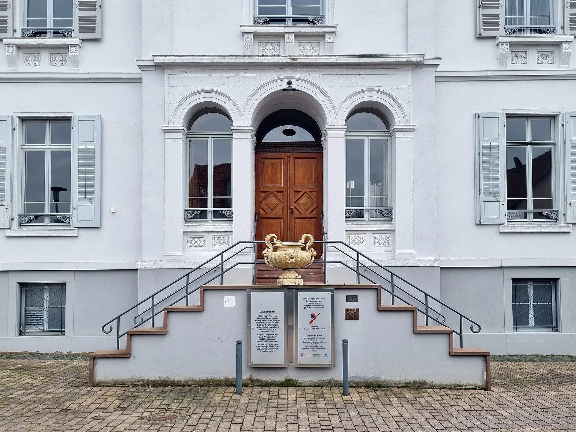 Eingangsportal der Büchnervilla in Pfungstadt