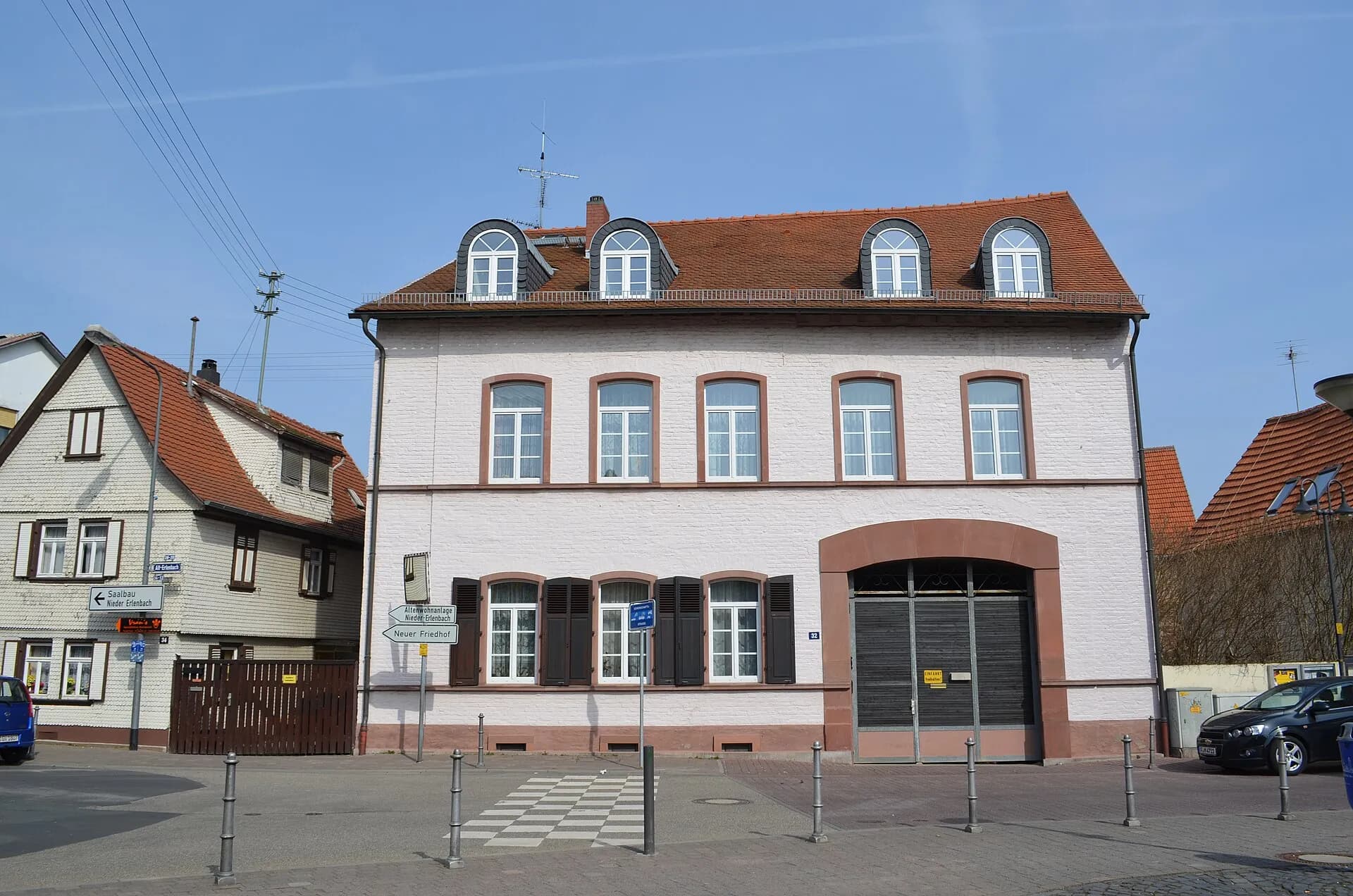 Klassizistisches Bürgerhaus an der Straße Alt Erlenbach in Frankfurt Nieder-Erlenbach