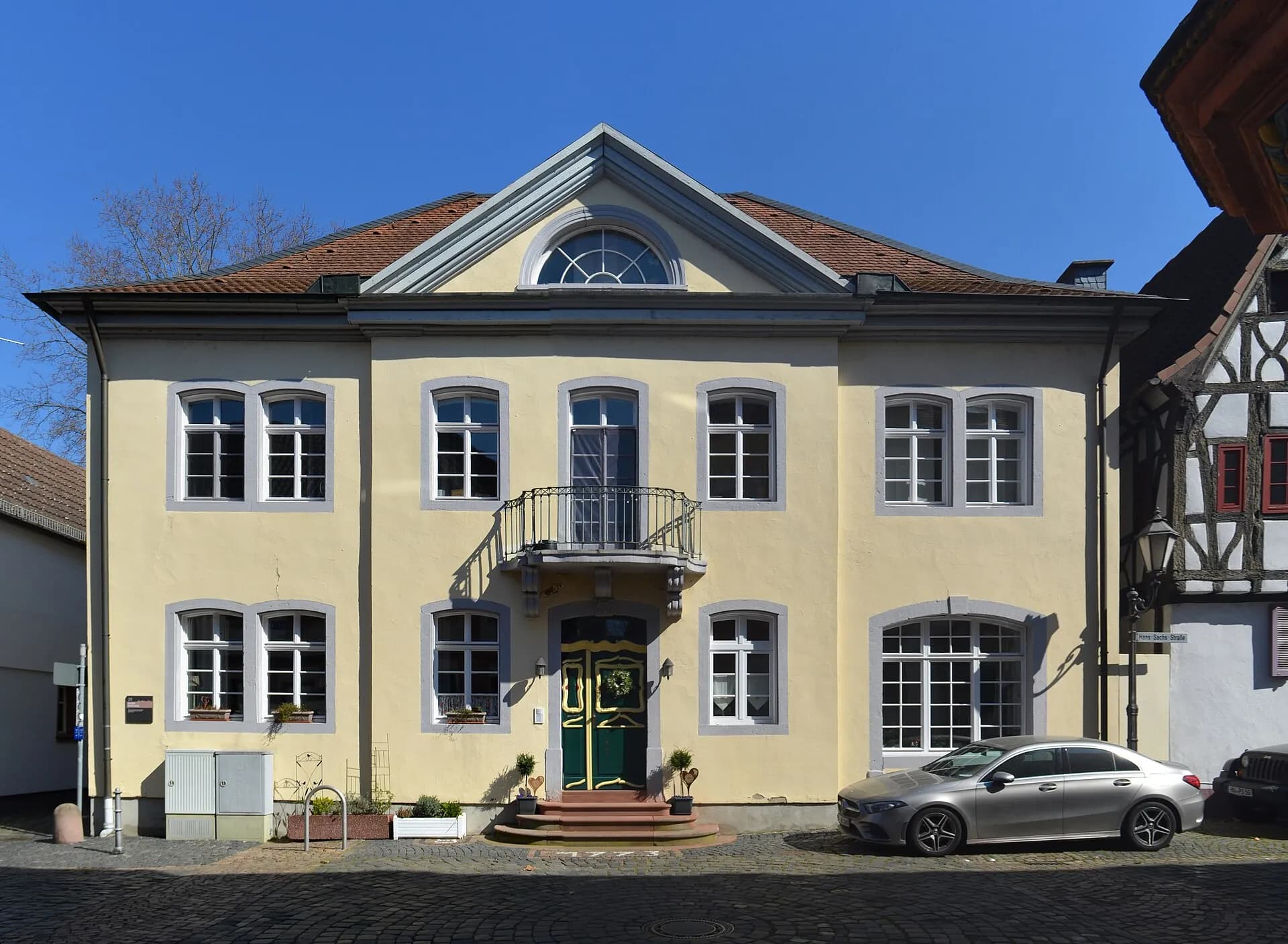 Klassizistisches Bürgerhaus in der Hans-Sachs-Straße in Hanau-Steinheim