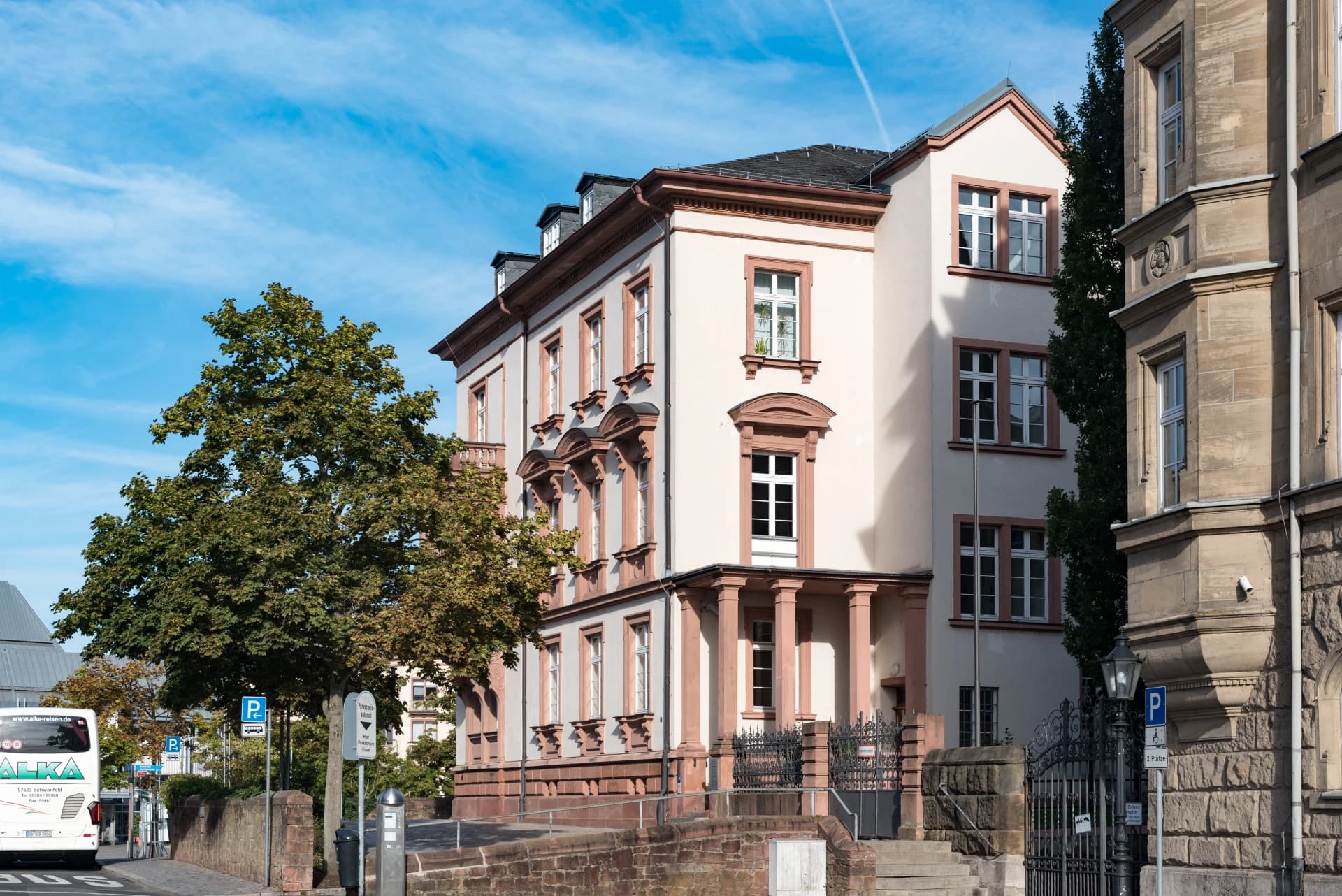 Klassizistisches Bürgerhaus am Schloßplatz in Aschaffenburg