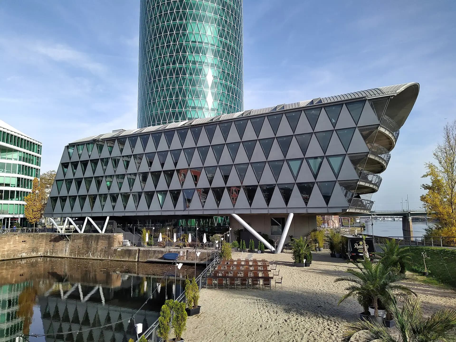 Bürogebäude mit Rautenfassade am Westhafen im Frankfurter Gutleutviertel