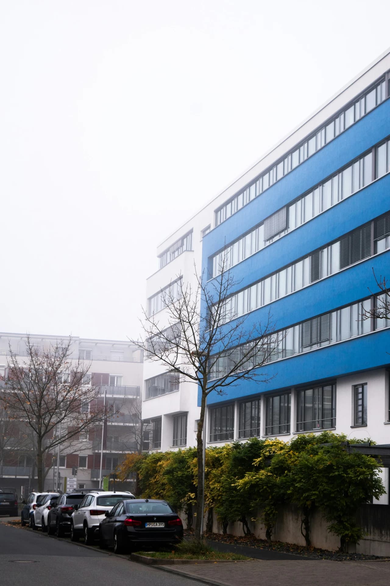 Bürogebäude mit blauer Fassade im Nebel in Darmstadt