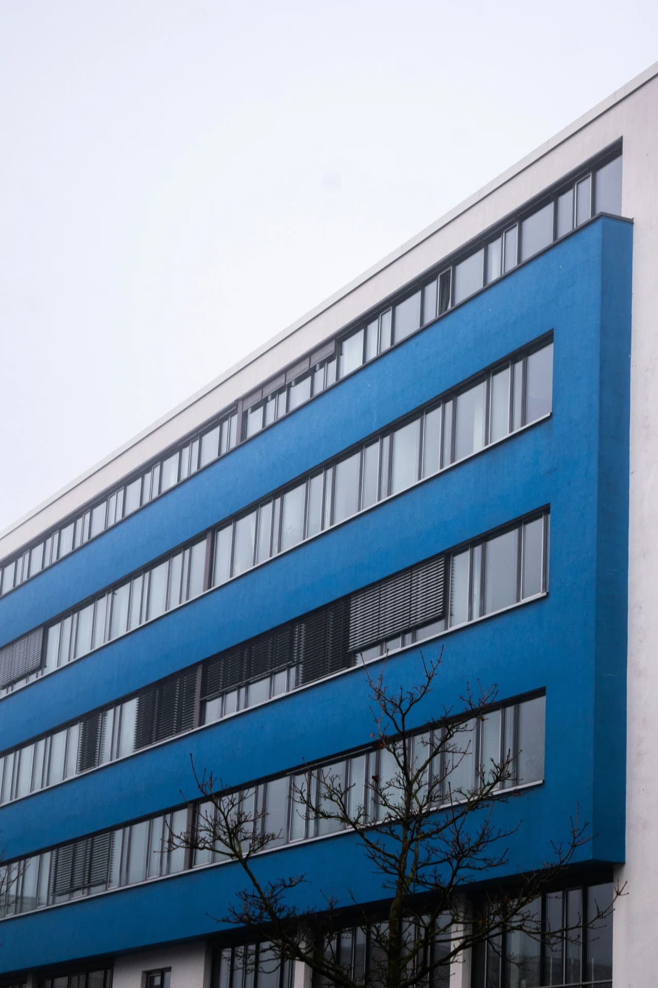 Bürogebäude mit blauer Fassade in Darmstadt