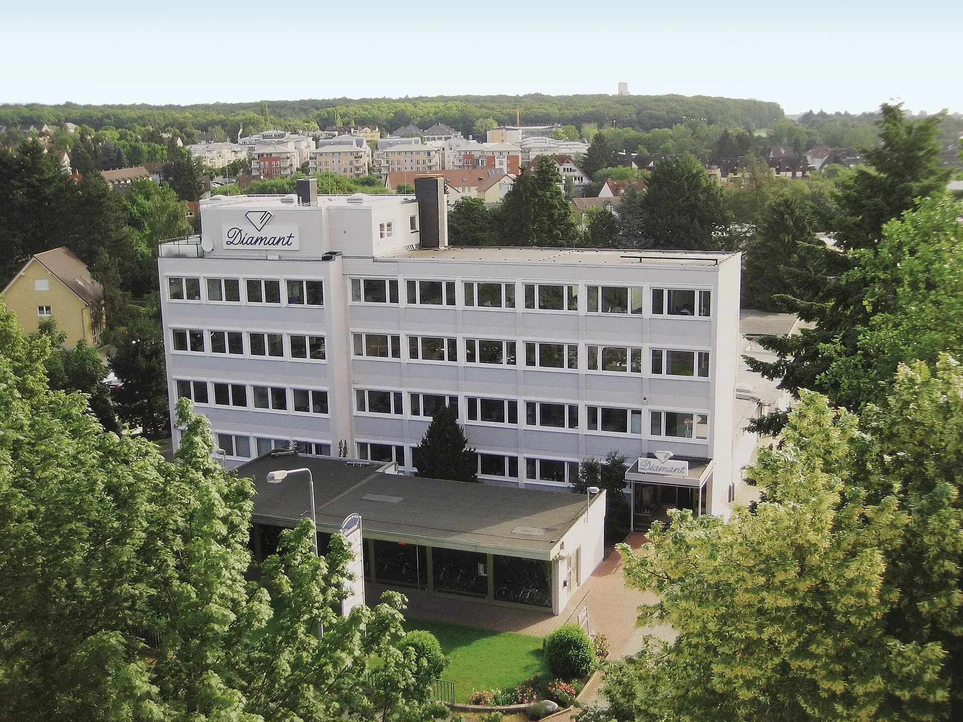 Bürogebäude über den Dächern von Bad Soden am Taunus