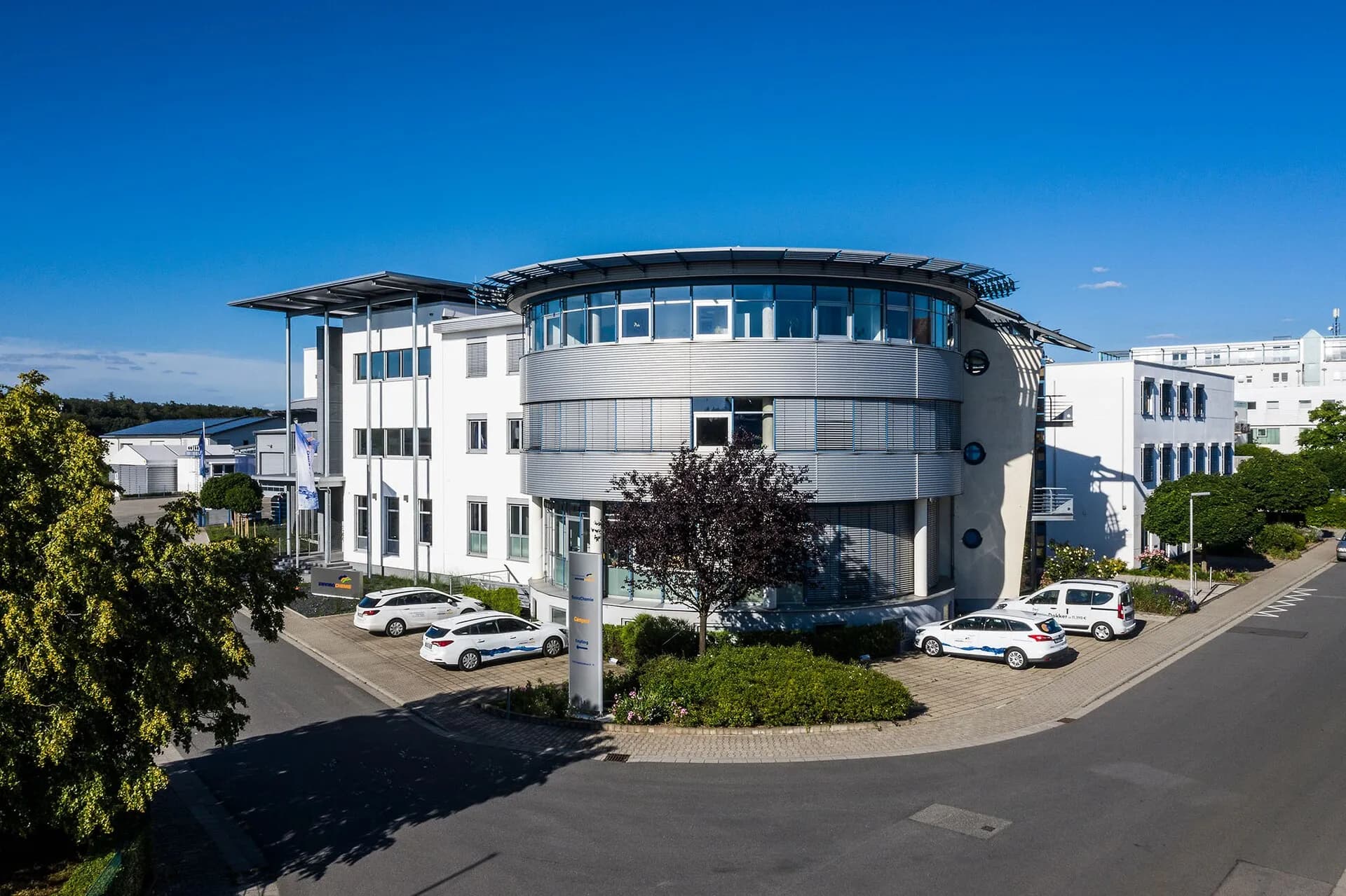 Bürogebäude im Gewerbegebiet von Roßdorf von Südwesten