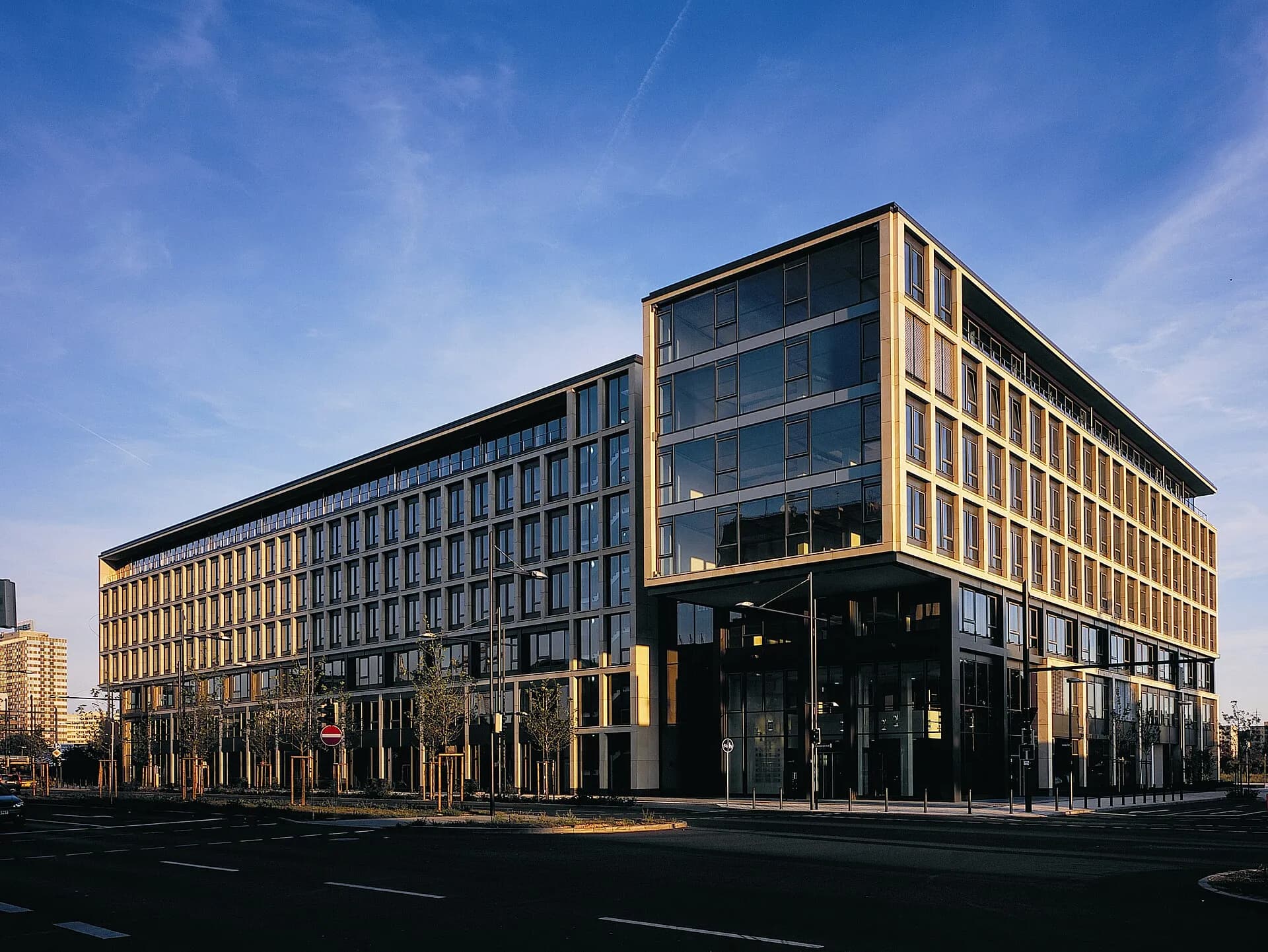 Bürogebäude an einer Straßenecke in Offenbach-Kaiserlei