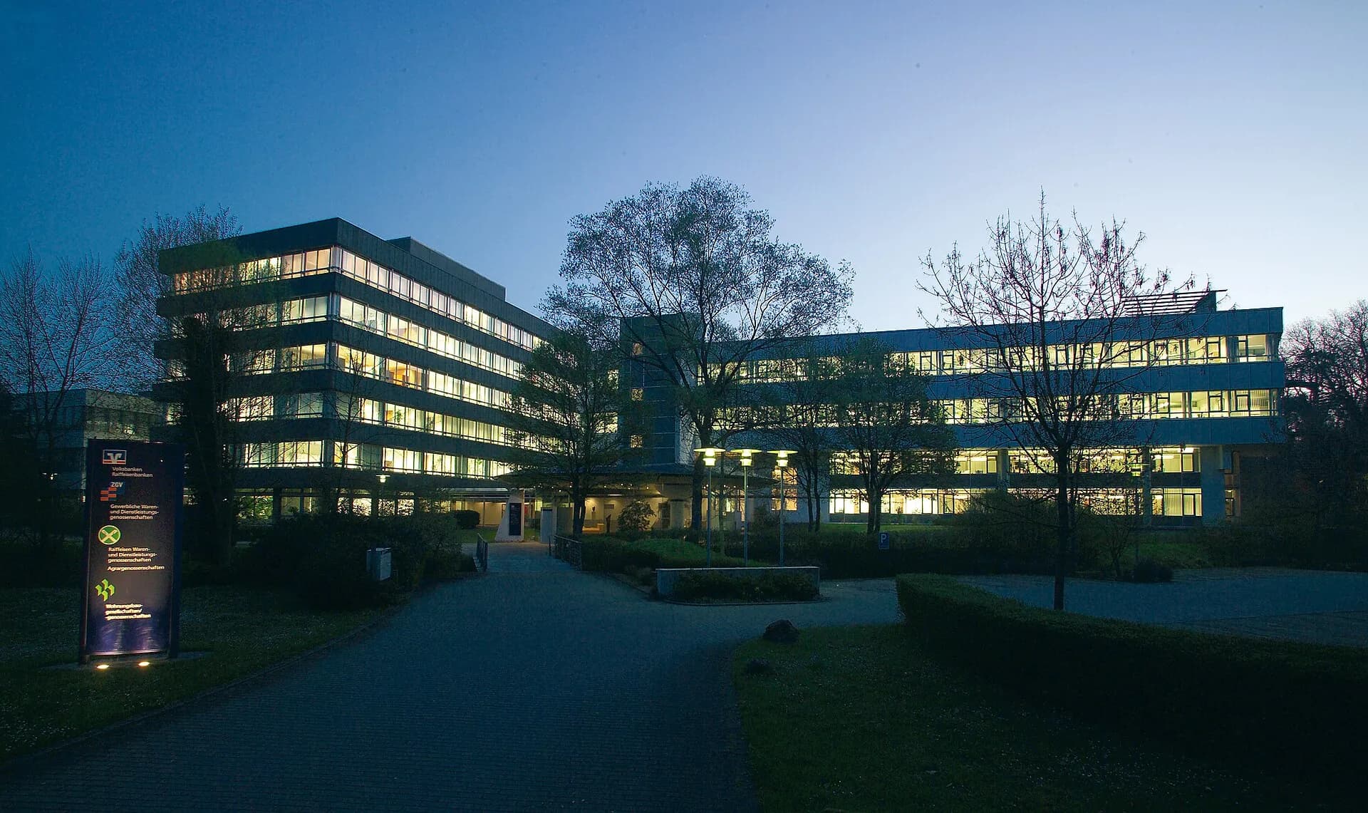 Bürogebäude bei Nacht in Neu-Isenburg