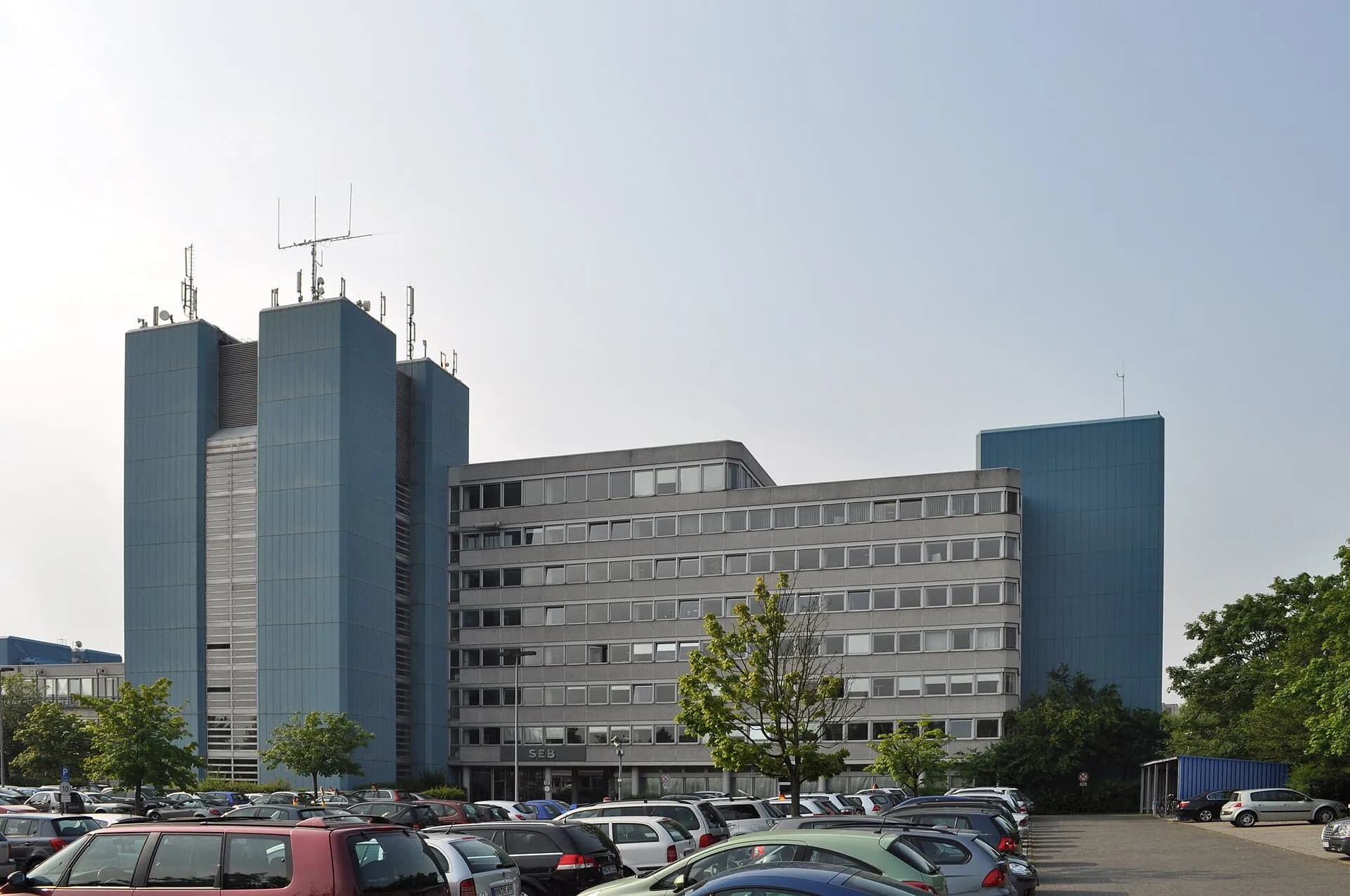Bürogebäude mit Hochhausscheiben in Frankfurt Nieder-Eschbach