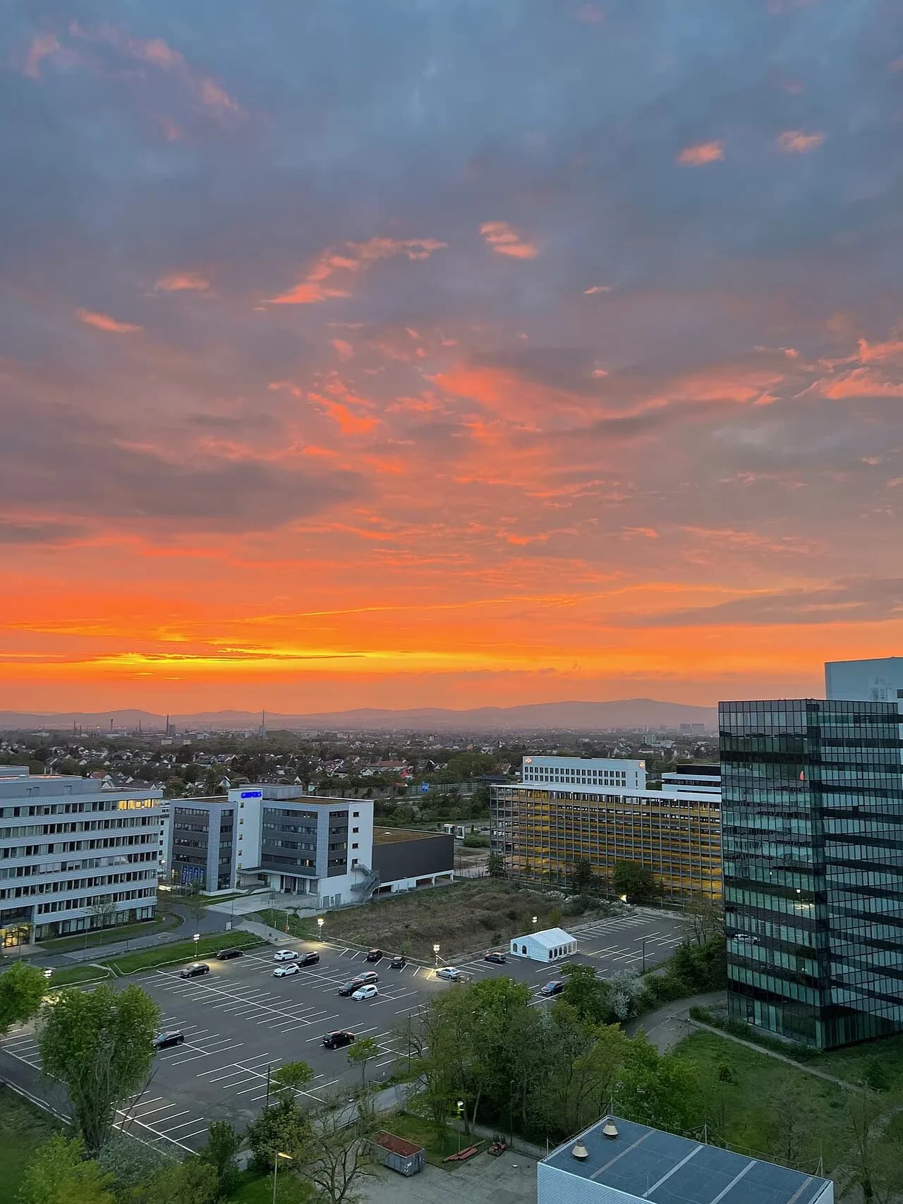 Bürostadt bei Sonnenuntergang in Frankfurt Niederrad
