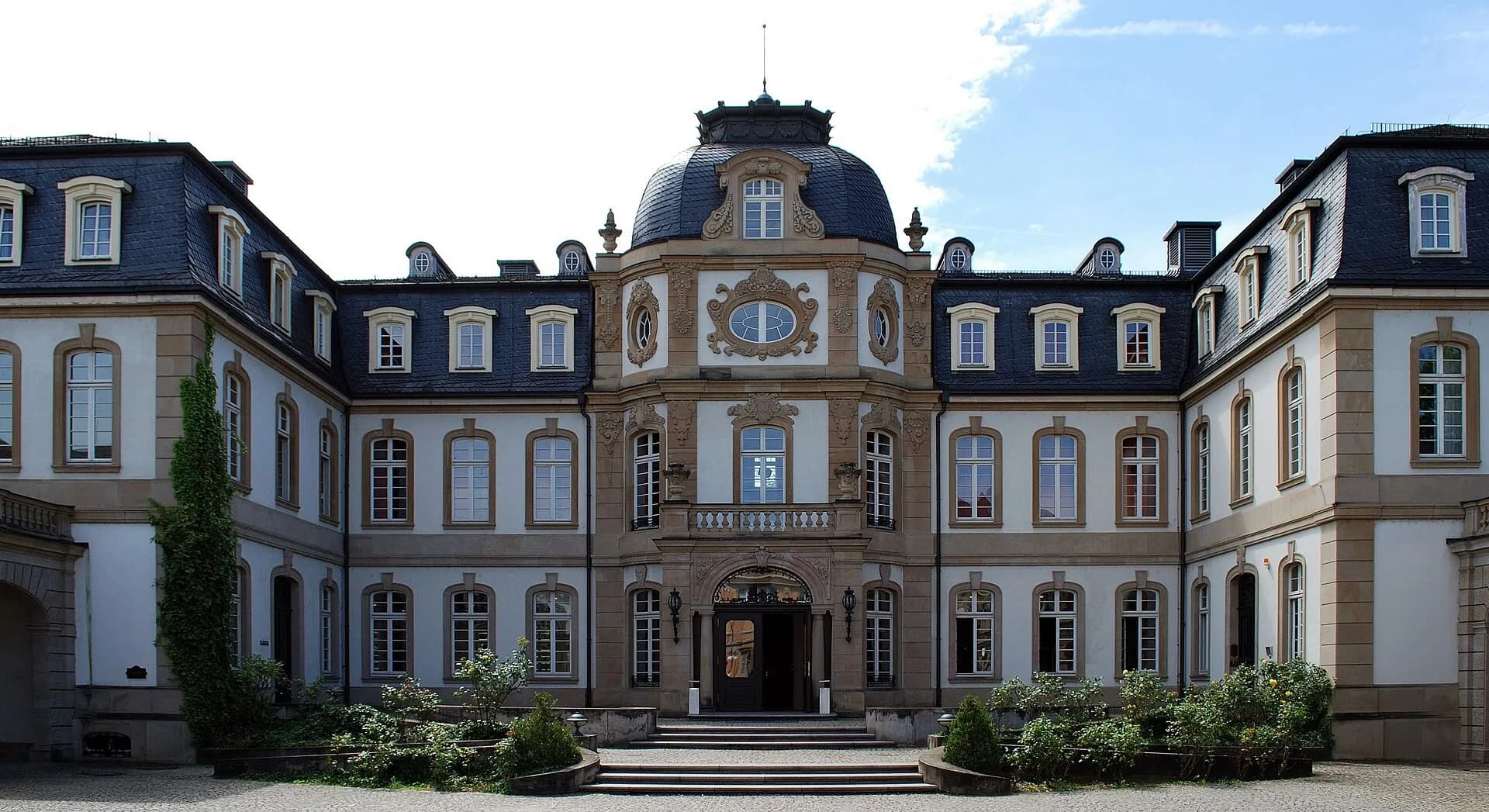 Büsing-Palais in Offenbach vom Ehrenhof