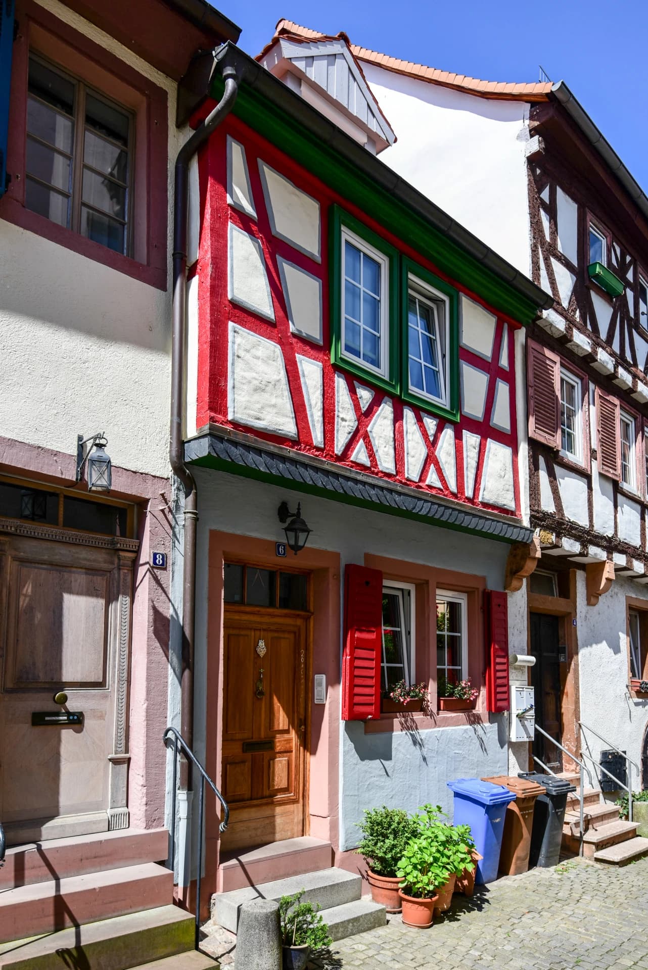 Fachwerkhaus mit rot-grünen Fensterläden in der Kleinen Metzgergasse in Aschaffenburg