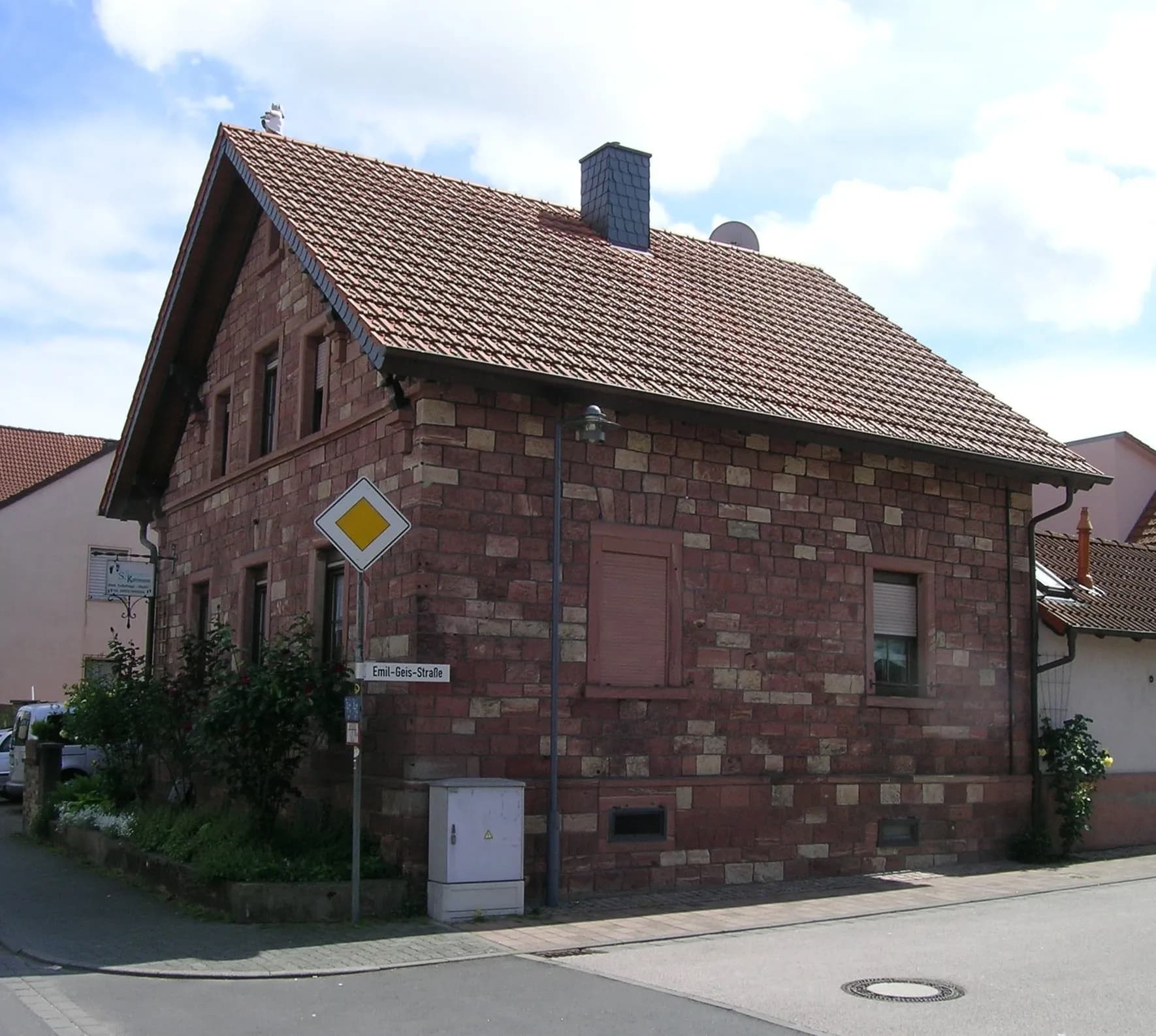 Buntsandsteinhaus an der Landstraße in Wörth am Main