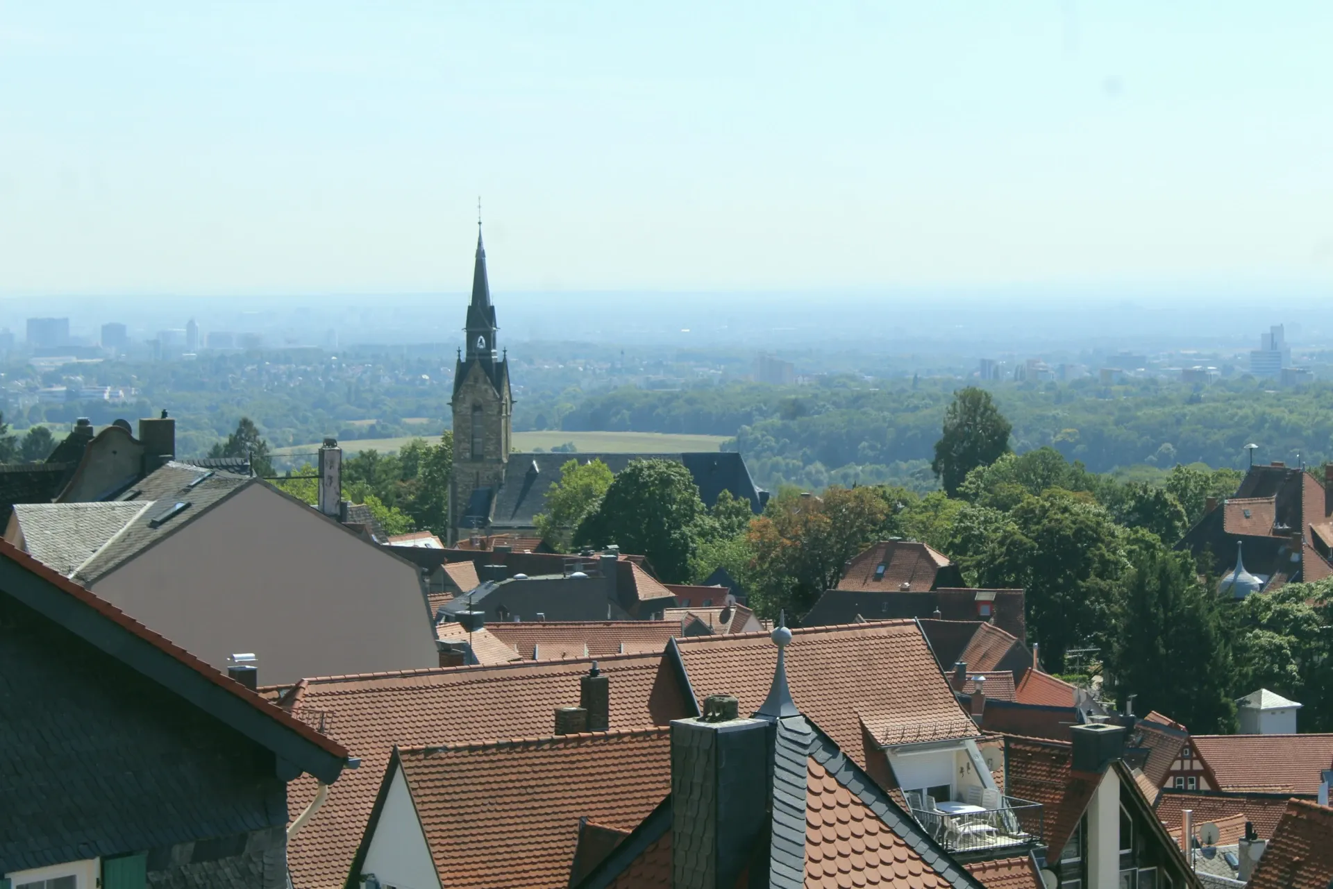 Blick von der Burg Kronberg zur Kirche St. Peter und Paul