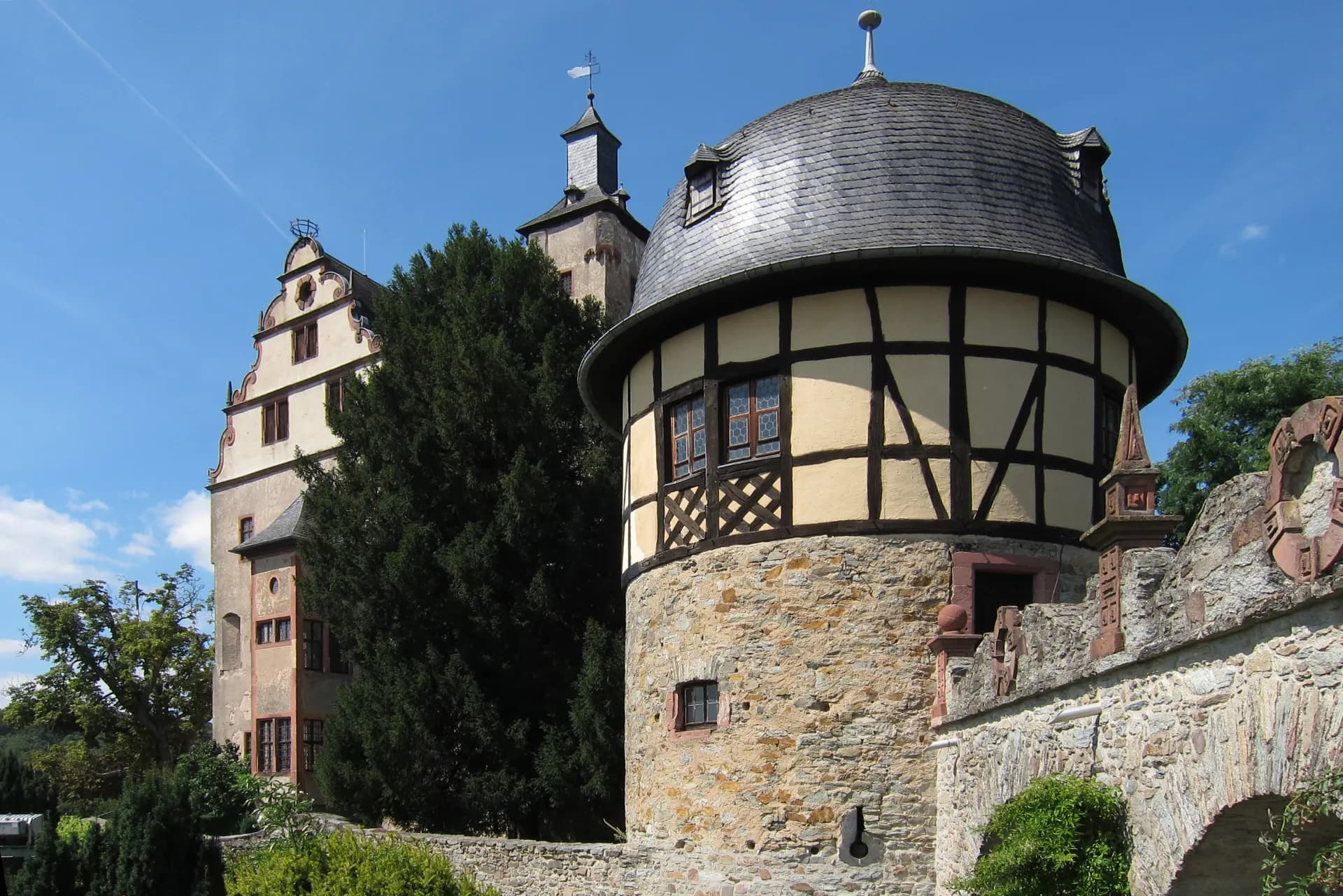 Turm der Burg Kronberg mit Fachwerkaufsatz