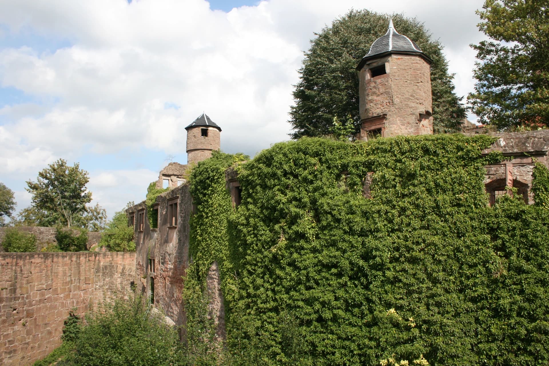Föppelsbau in der Vorburg der Burg Breuberg in Breuberg