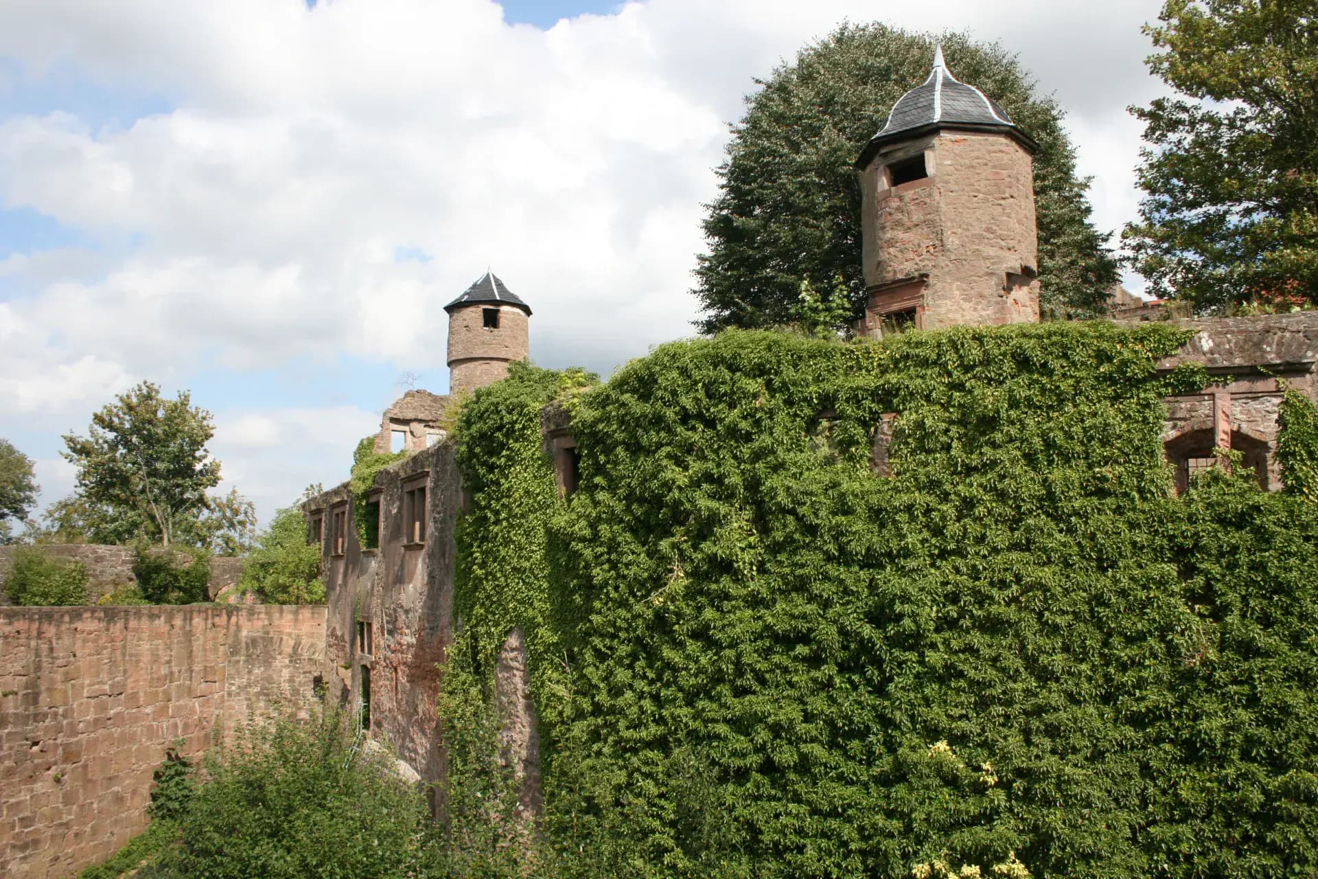 Föppelsbau in der Vorburg der Burg Breuberg in Breuberg