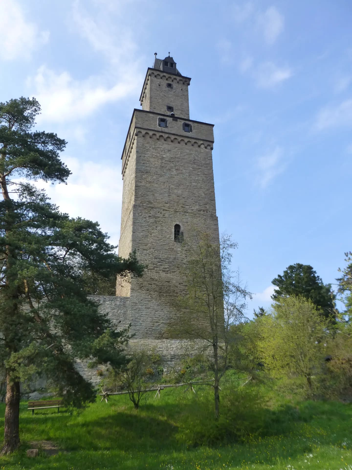 Freiturm der Burg Kronberg über der Ringmauer