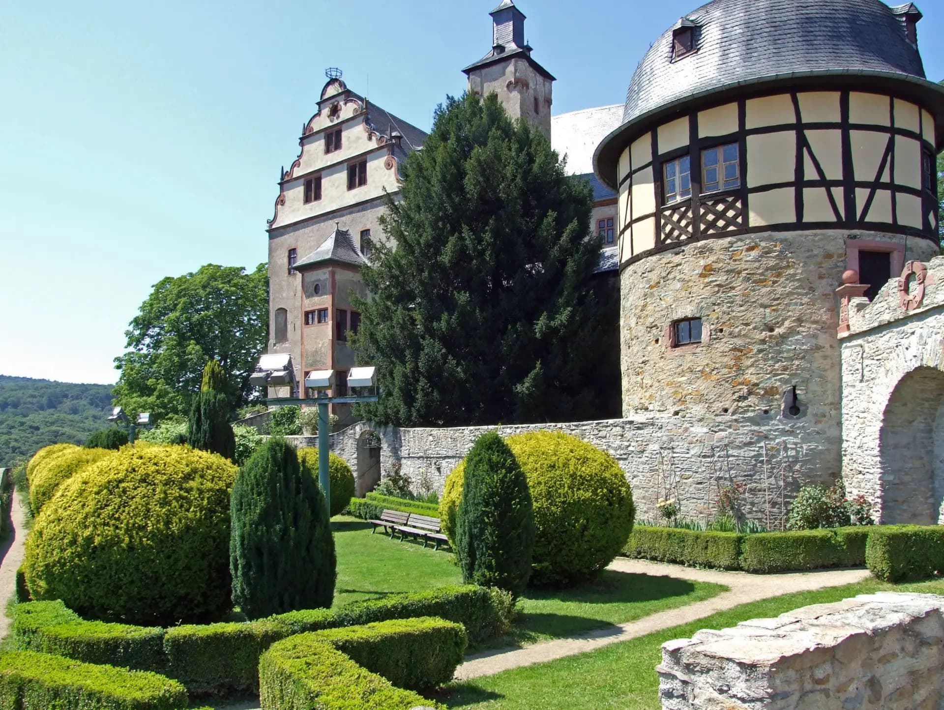 Garten am Palas der Burg Kronberg