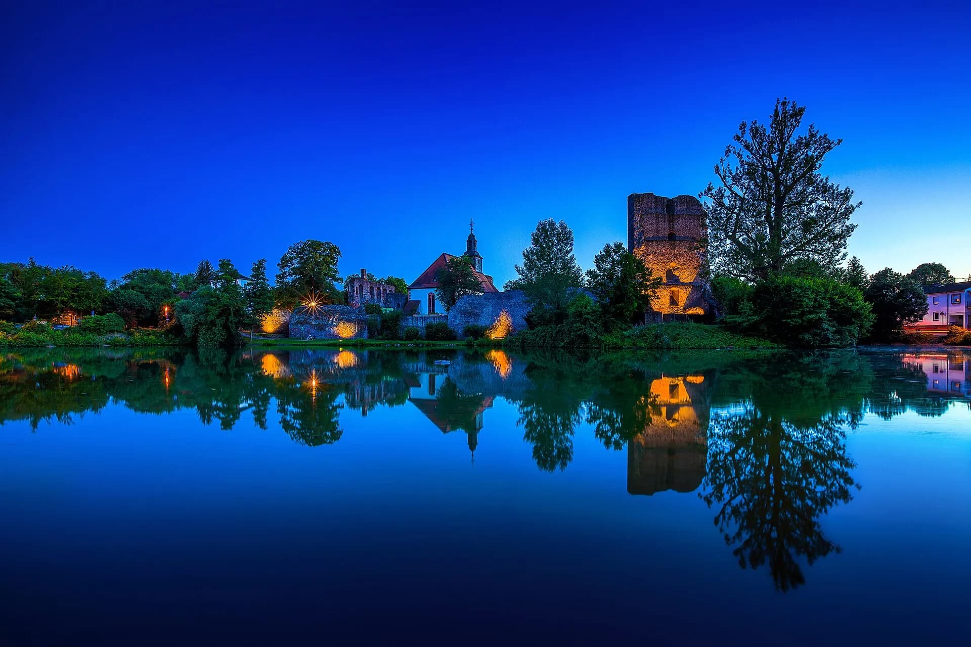 Burg Hayn zur blauen Stunde über dem Weiher in Dreieich-Dreieichenhain