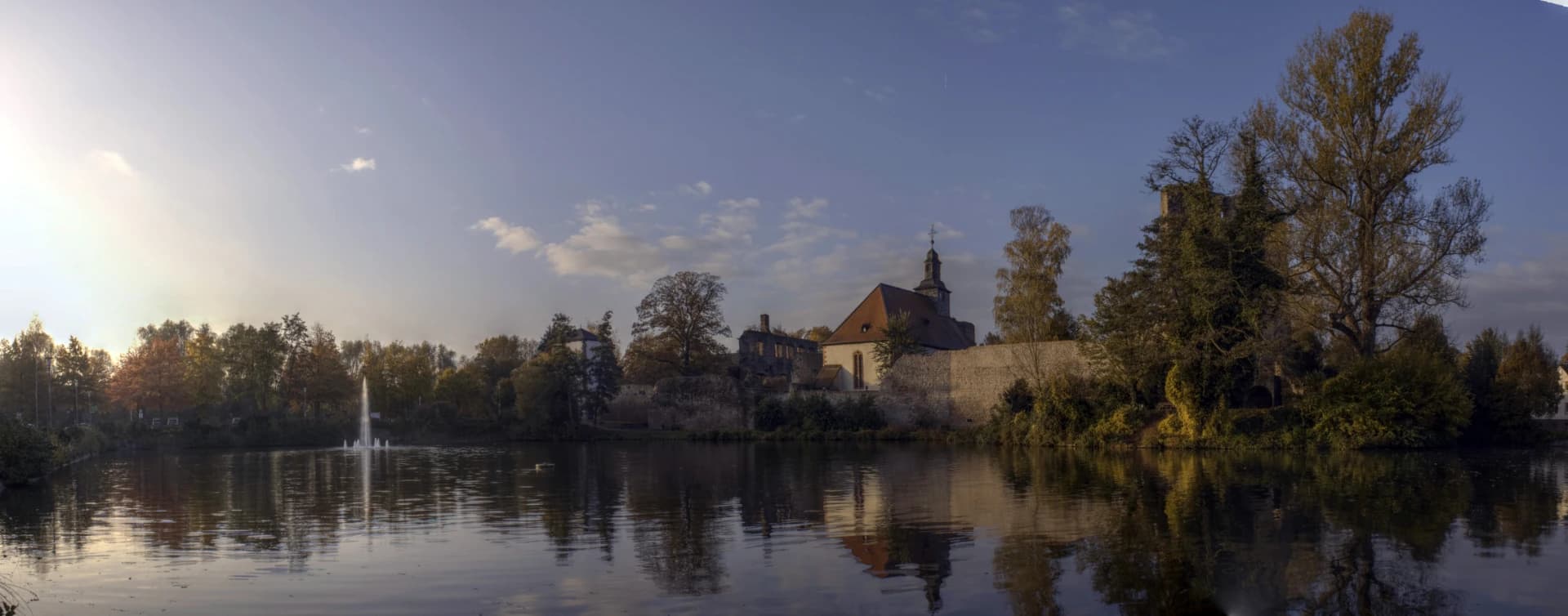 Panorama der Burg Hayn über dem Weiher in Dreieich