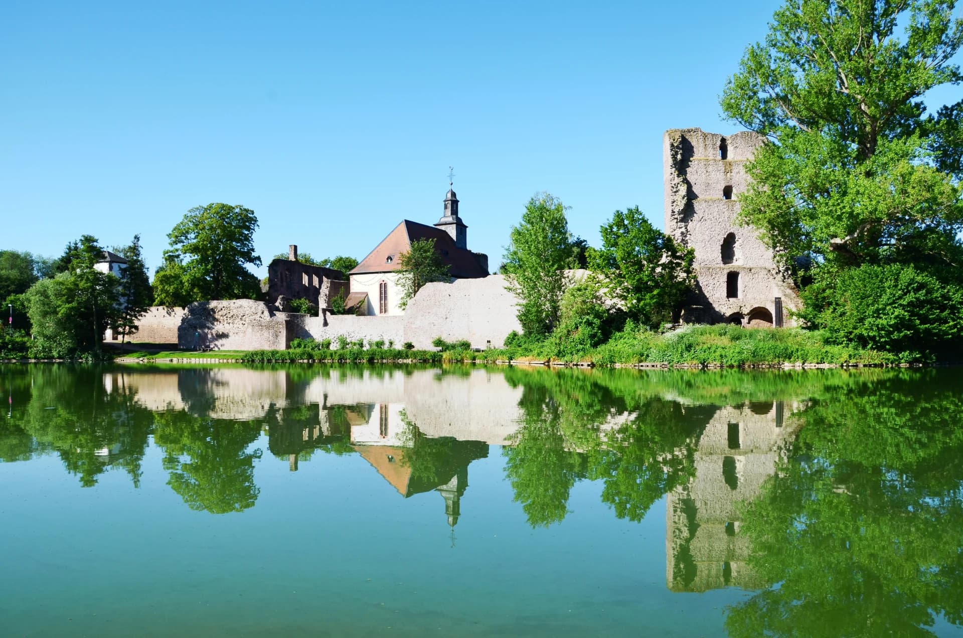 Burg Hayn am Weiher in Dreieich-Dreieichenhain