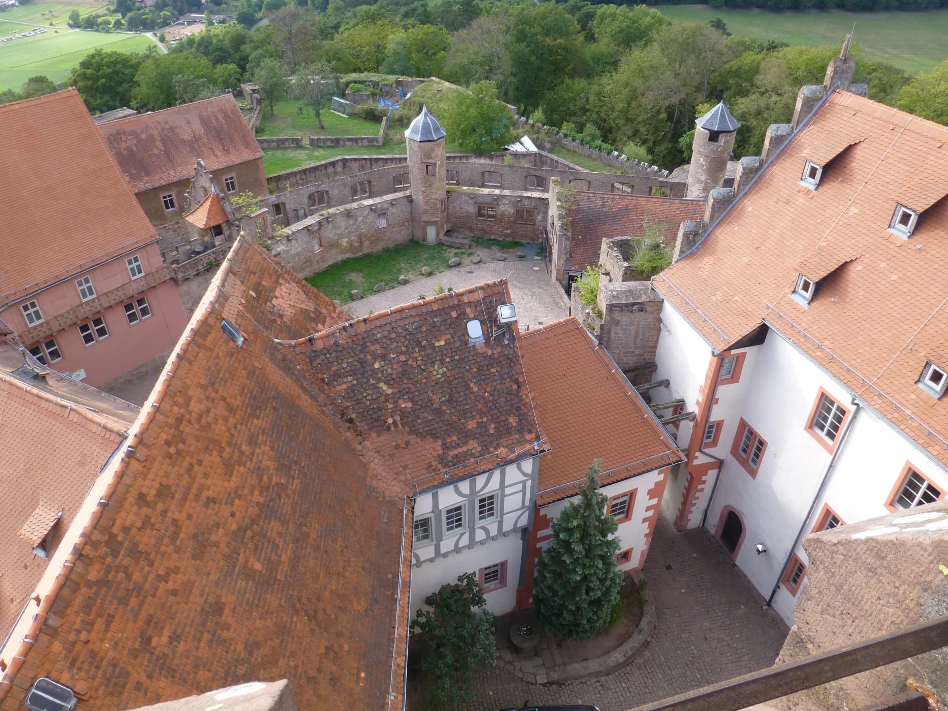 Blick vom Bergfried in die Kernburg der Burg Breuberg in Breuberg