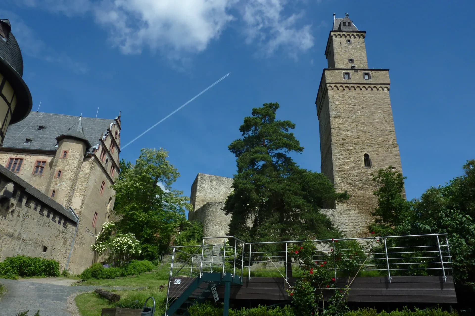 Innenhof der Burg Kronberg mit Freiturm