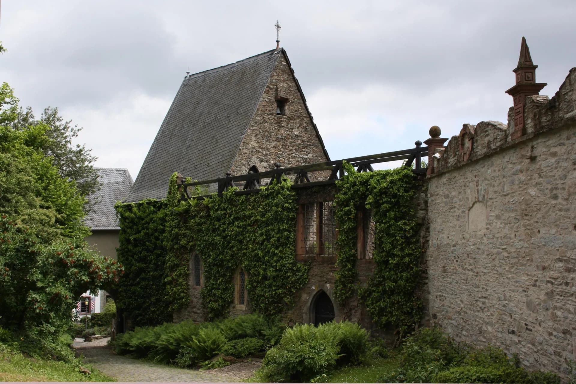 Efeubewachsene Kapelle an der Burg Kronberg